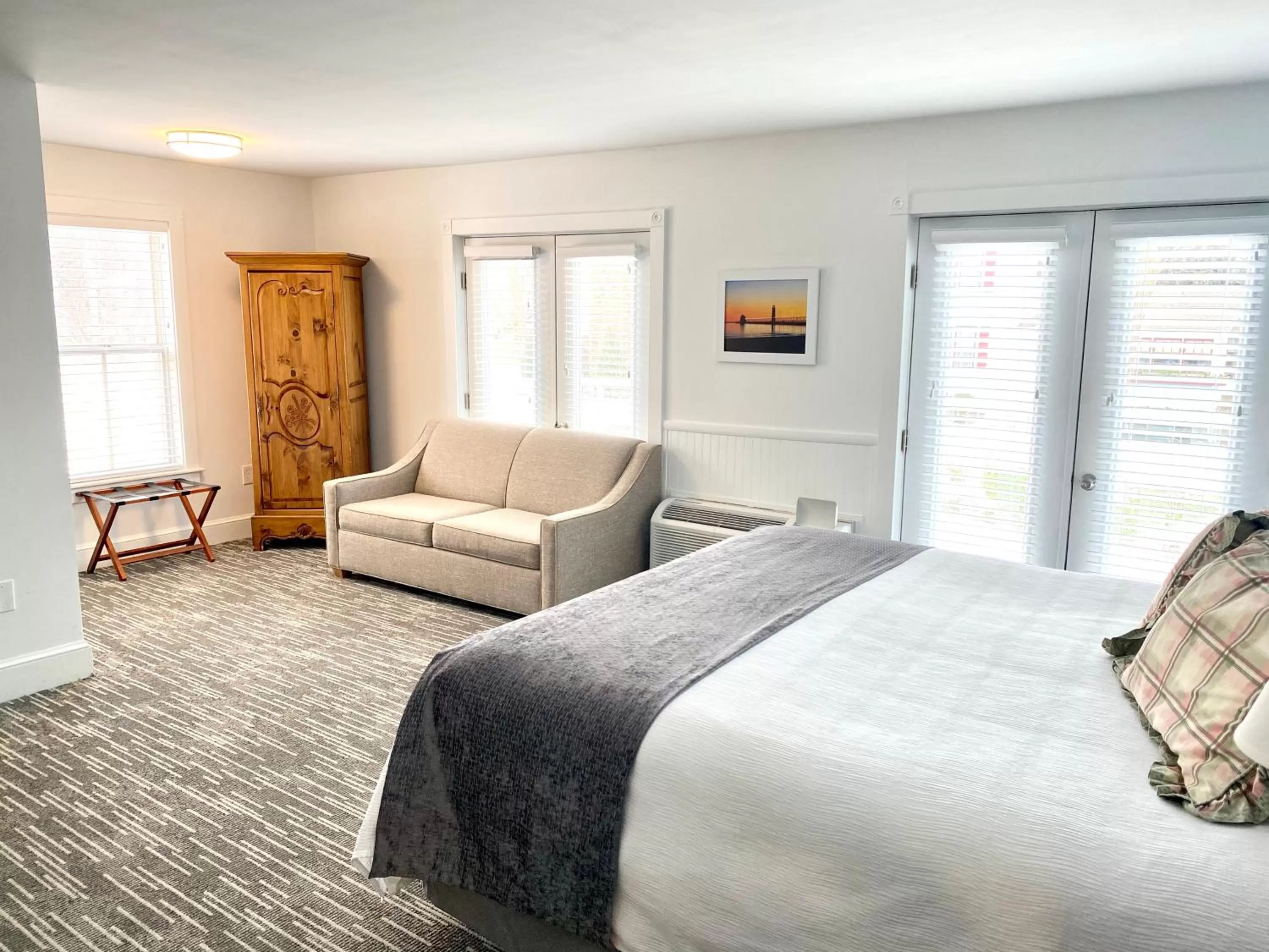 Bed in Harbor House Inn