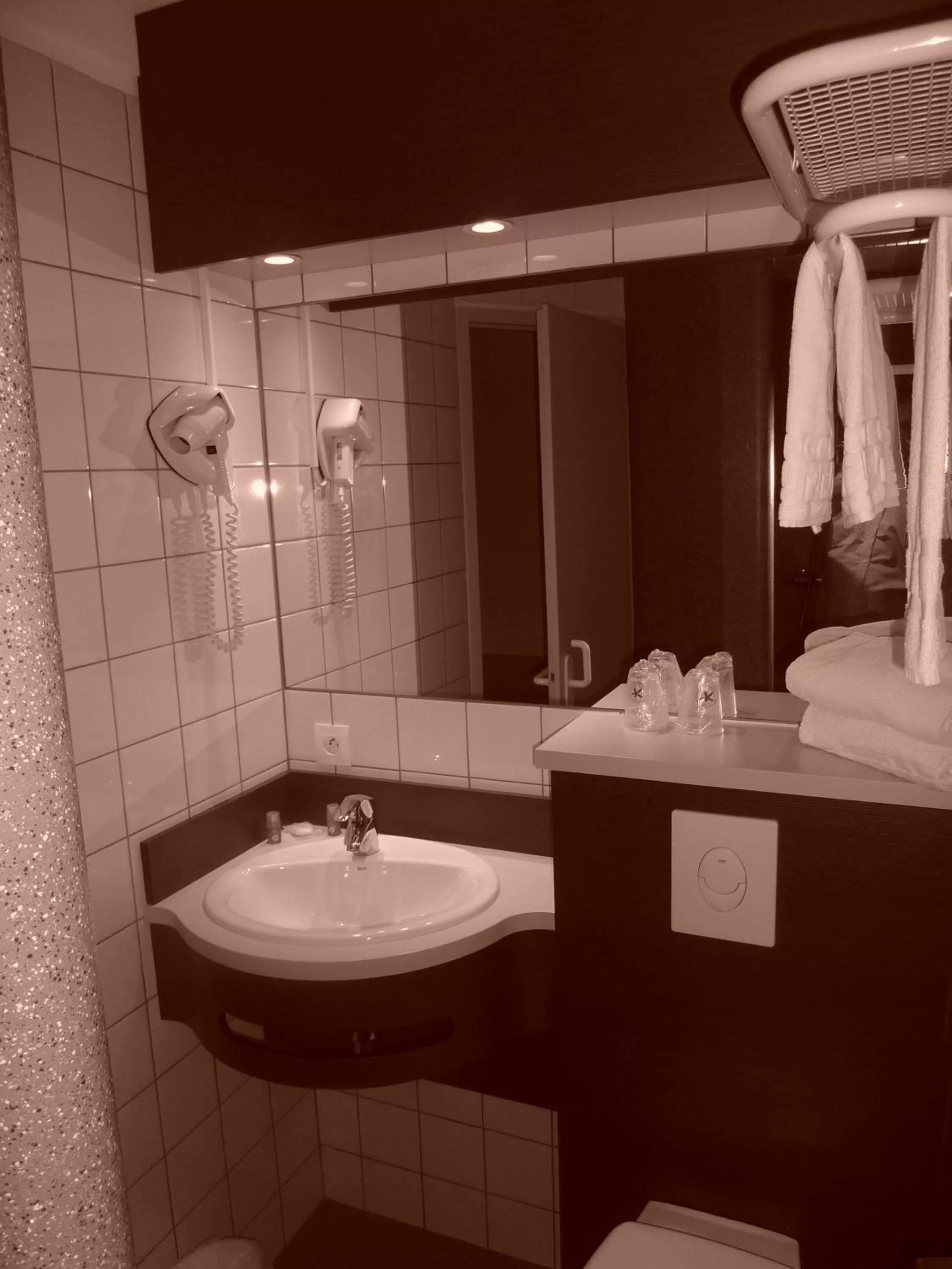 Bathroom in The Originals City, Hôtel Hélios, Roanne Nord