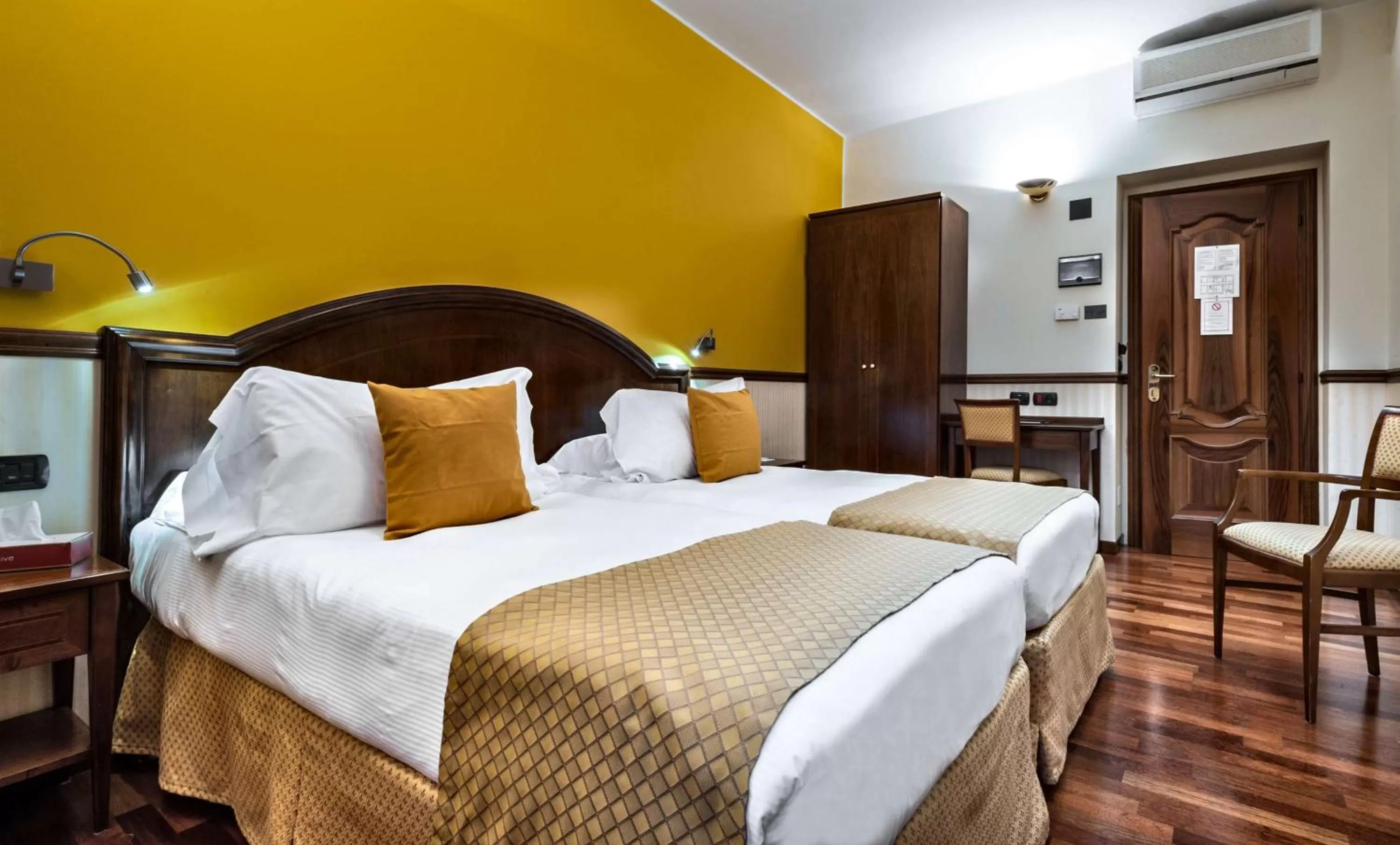 Twin Room in WorldHotel Casati 18