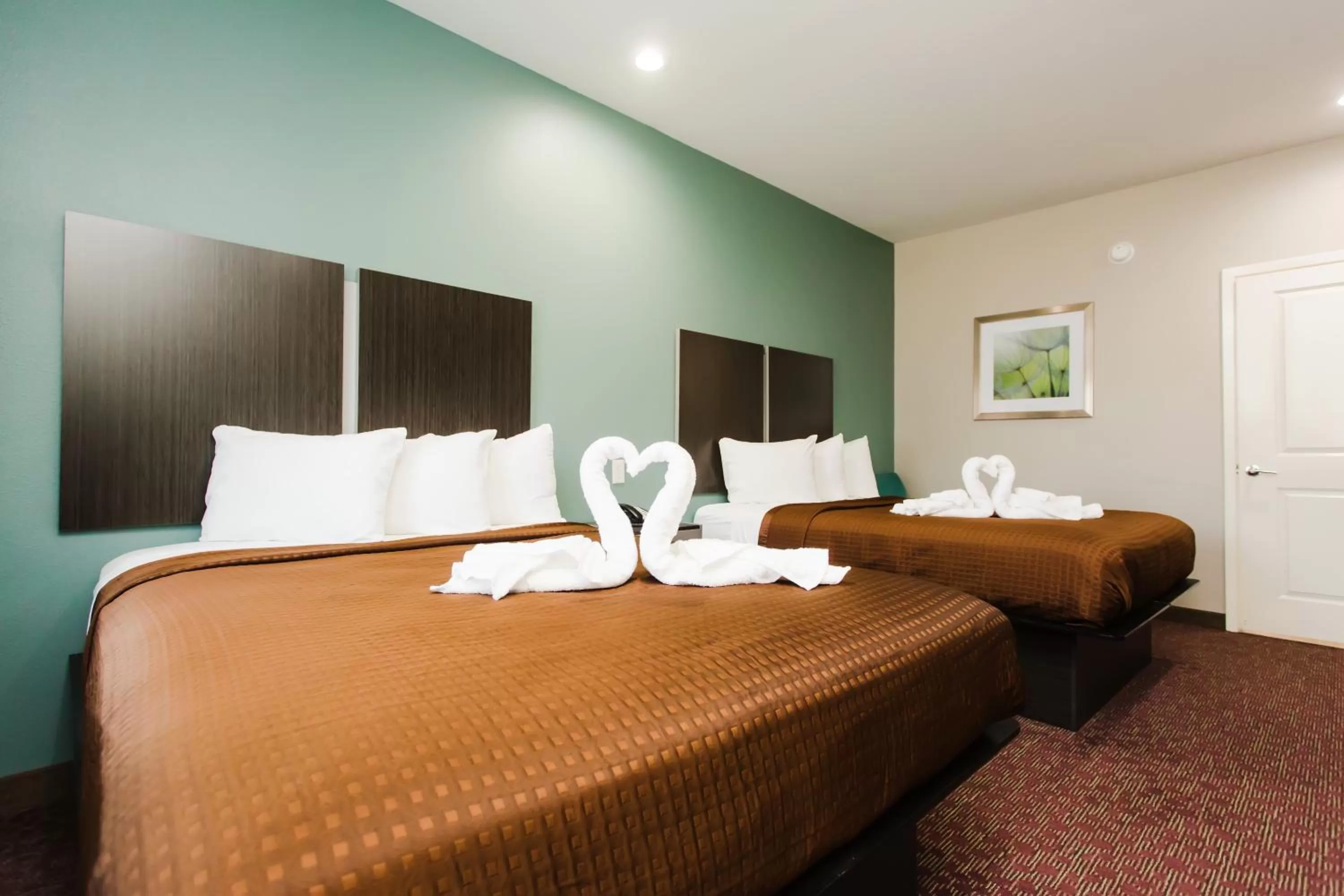 Photo of the whole room, Bed in Express Inn - Spring