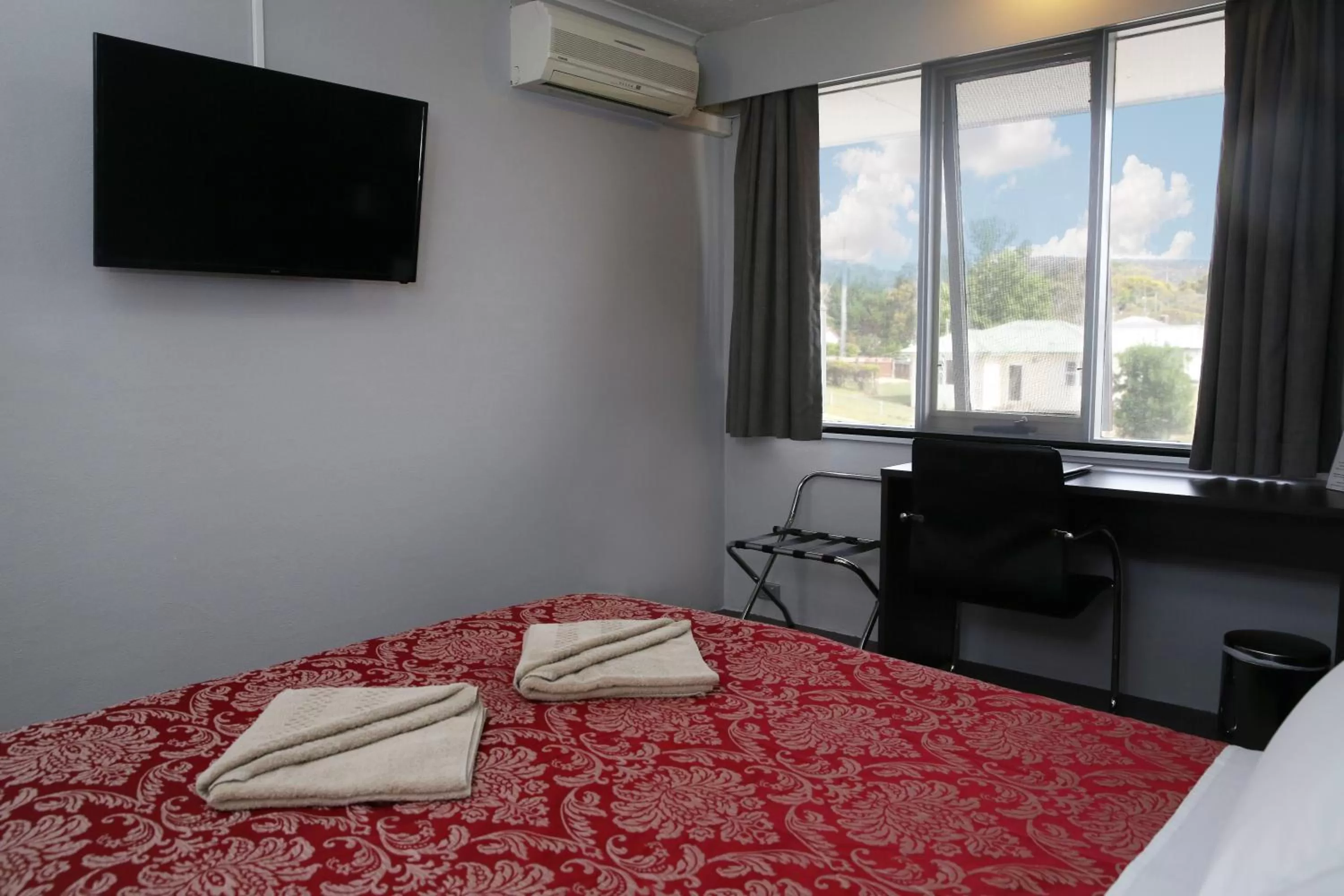 Photo of the whole room, Bed in White Manor Motel