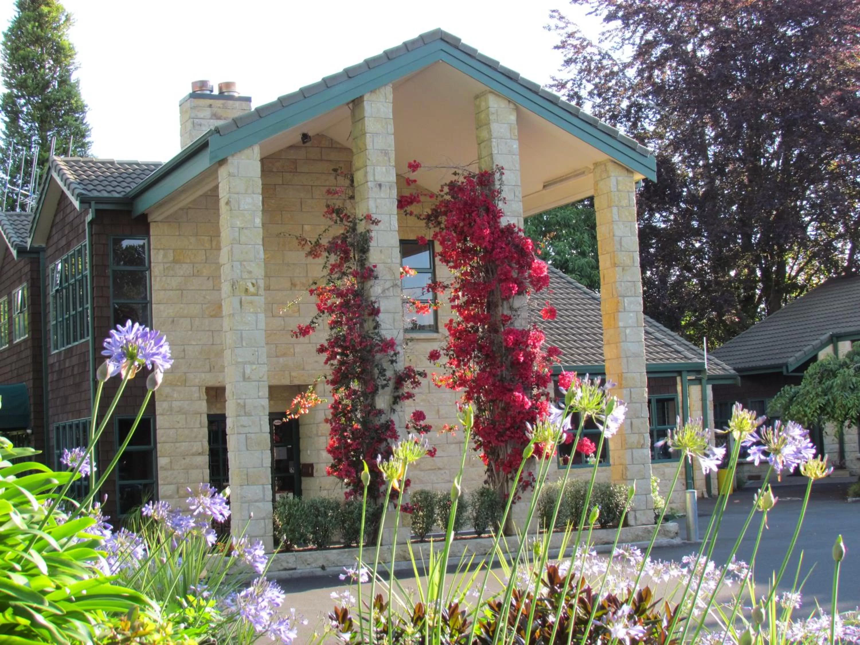 Property building in Cambridge Mews Motel