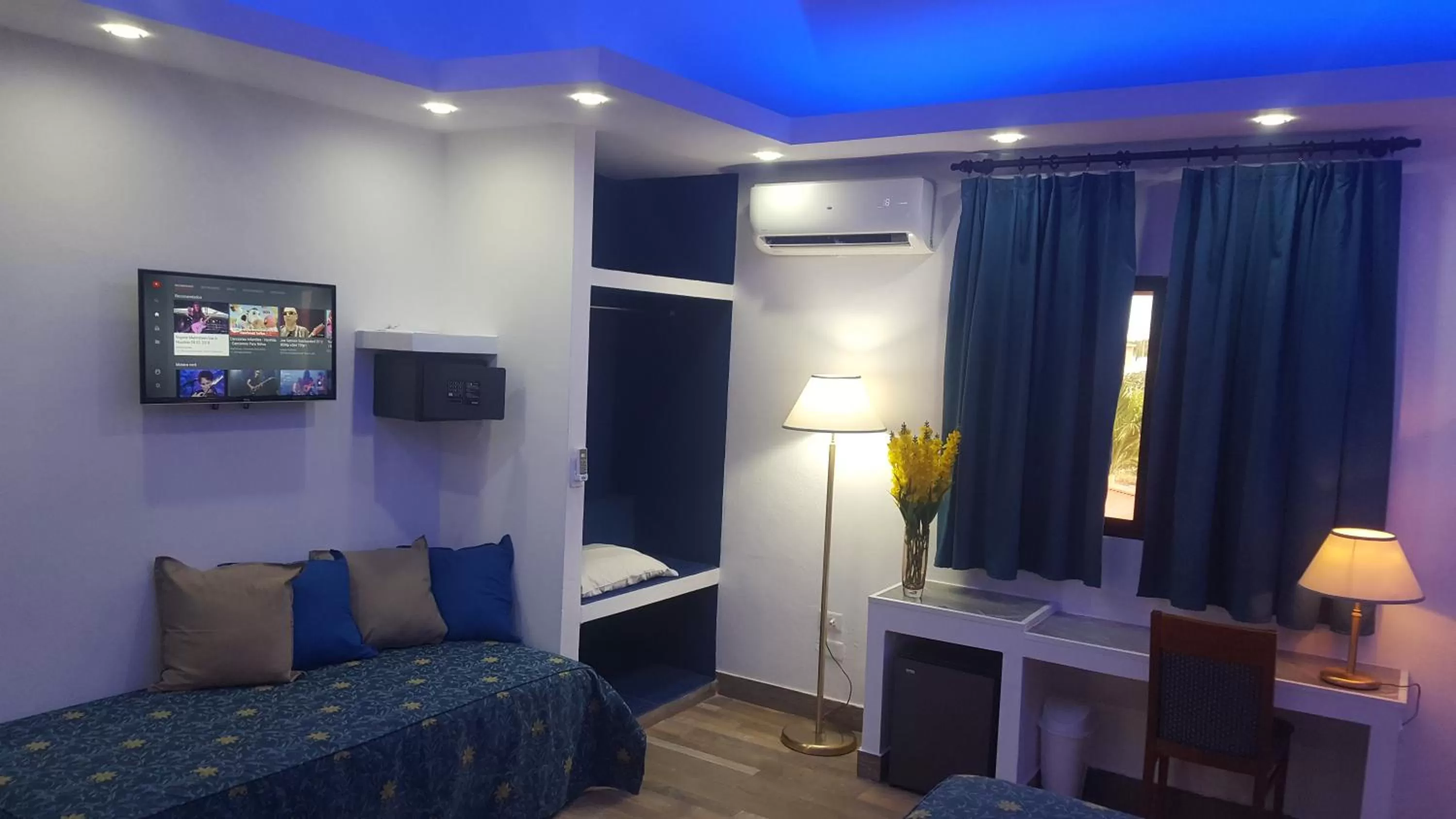 Bed, TV/Entertainment Center in Hotel El Dorado