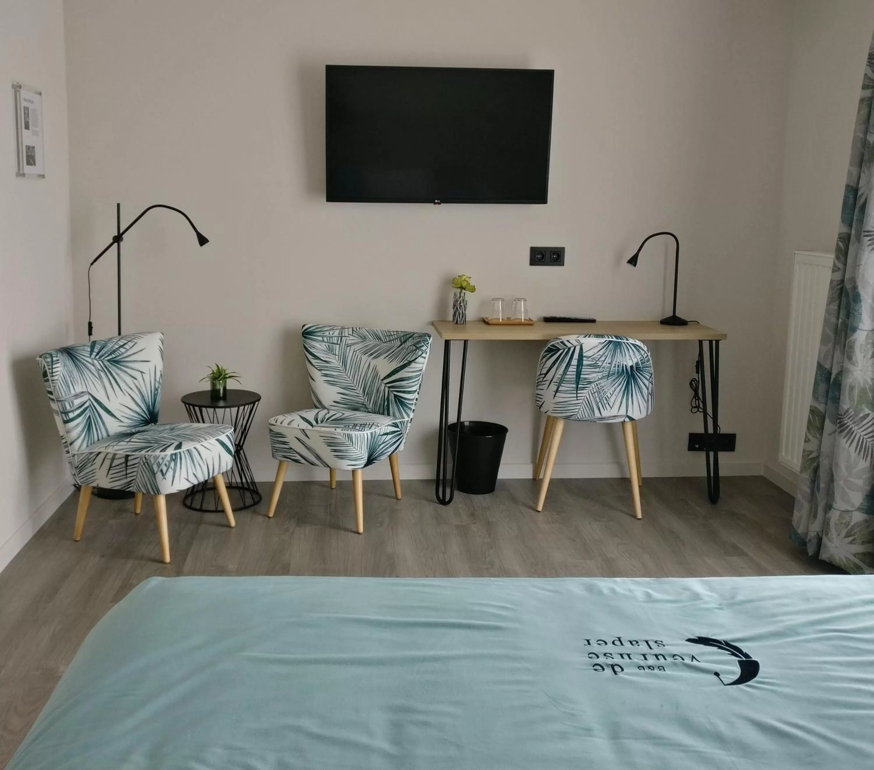 Seating area, TV/Entertainment Center in B & B De Veurnse Slaper