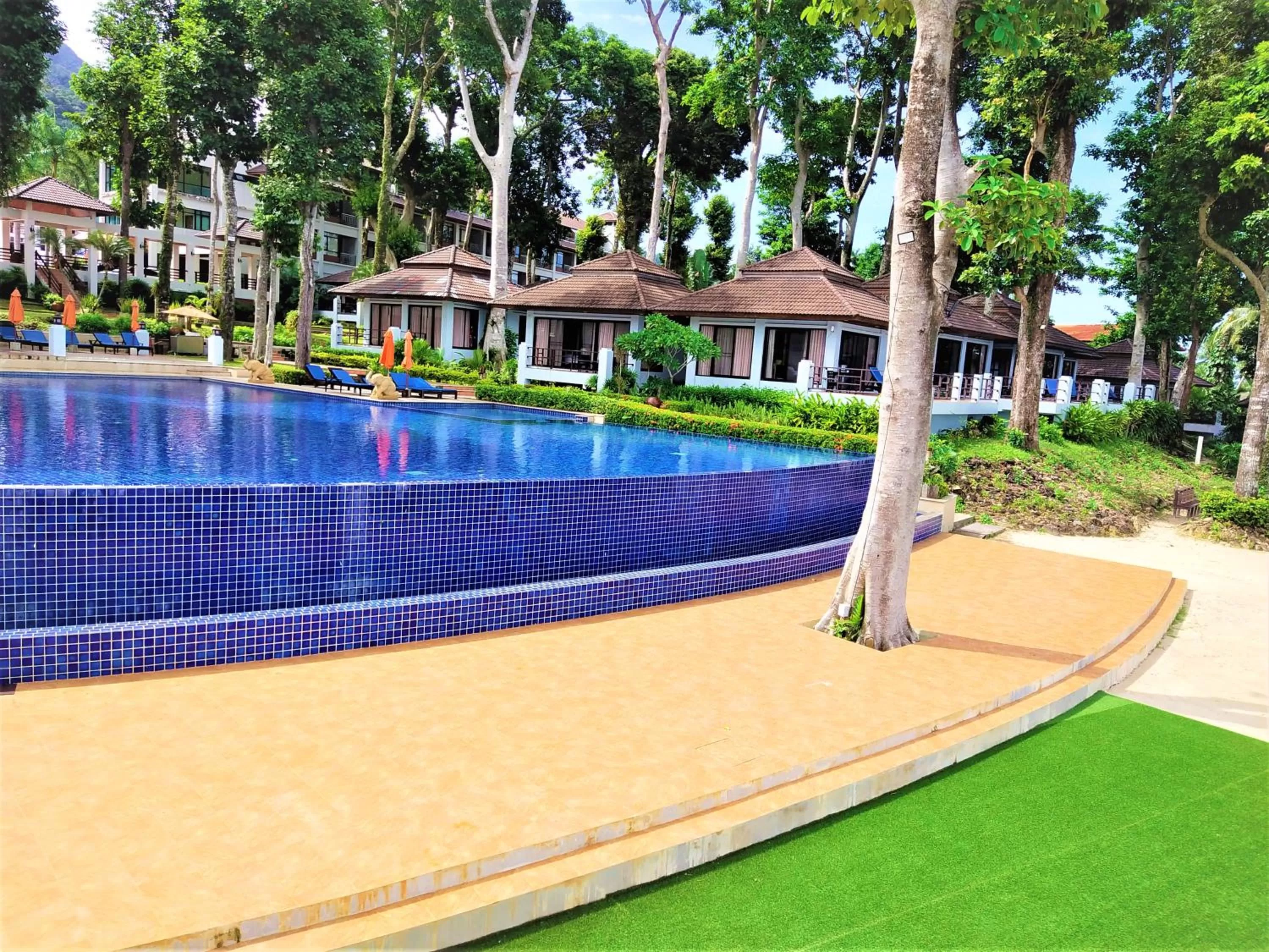 Swimming pool in Chang Buri Resort & Koh Chang Hillside