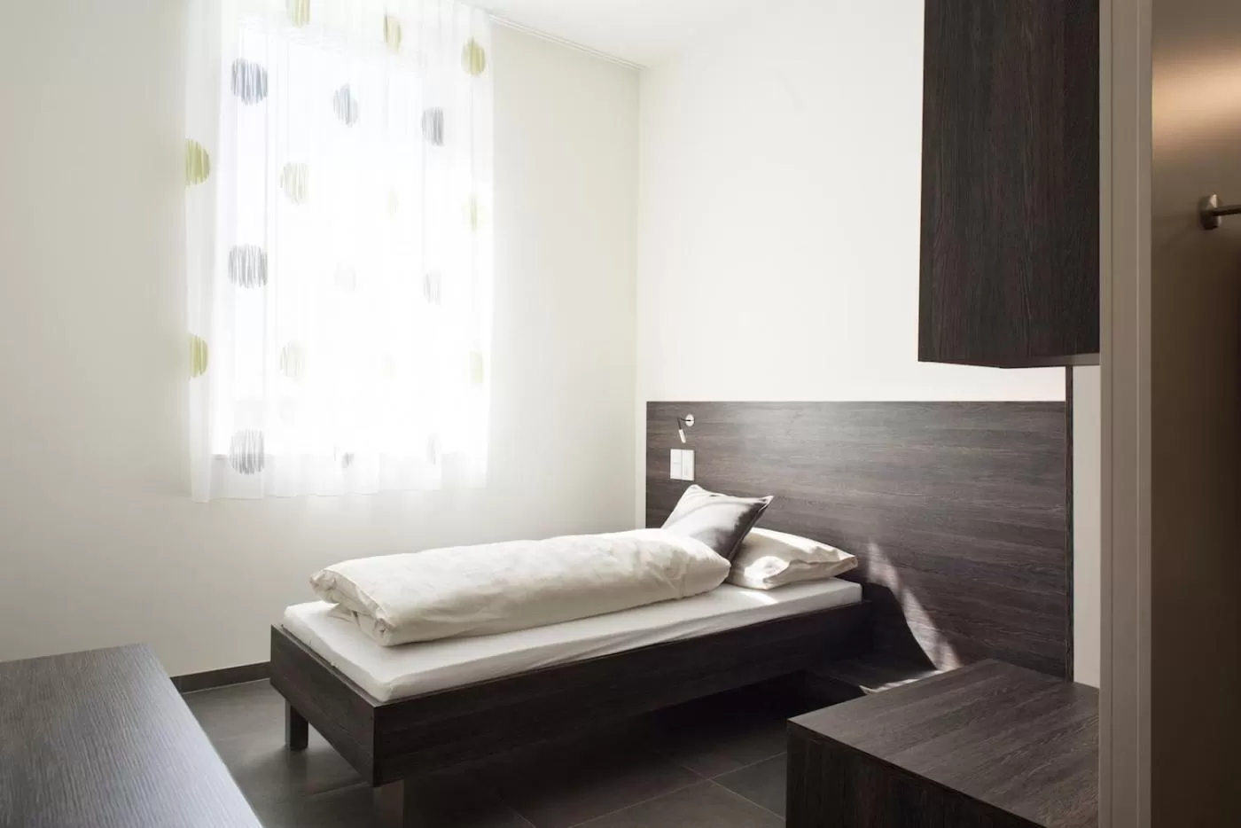 Photo of the whole room, Bed in eee Hotel Traun