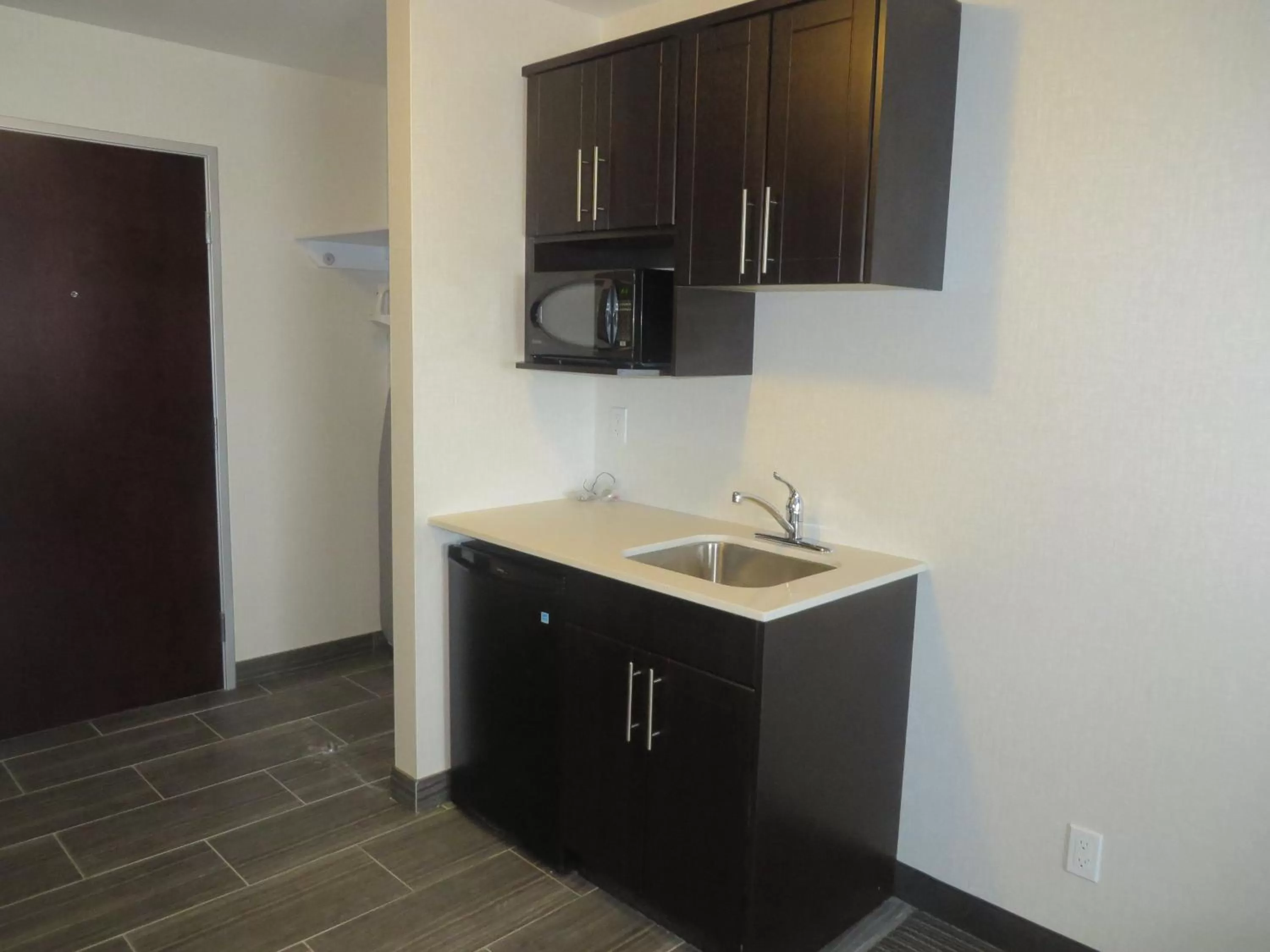 Kitchen or kitchenette in Ramada by Wyndham Moose Jaw