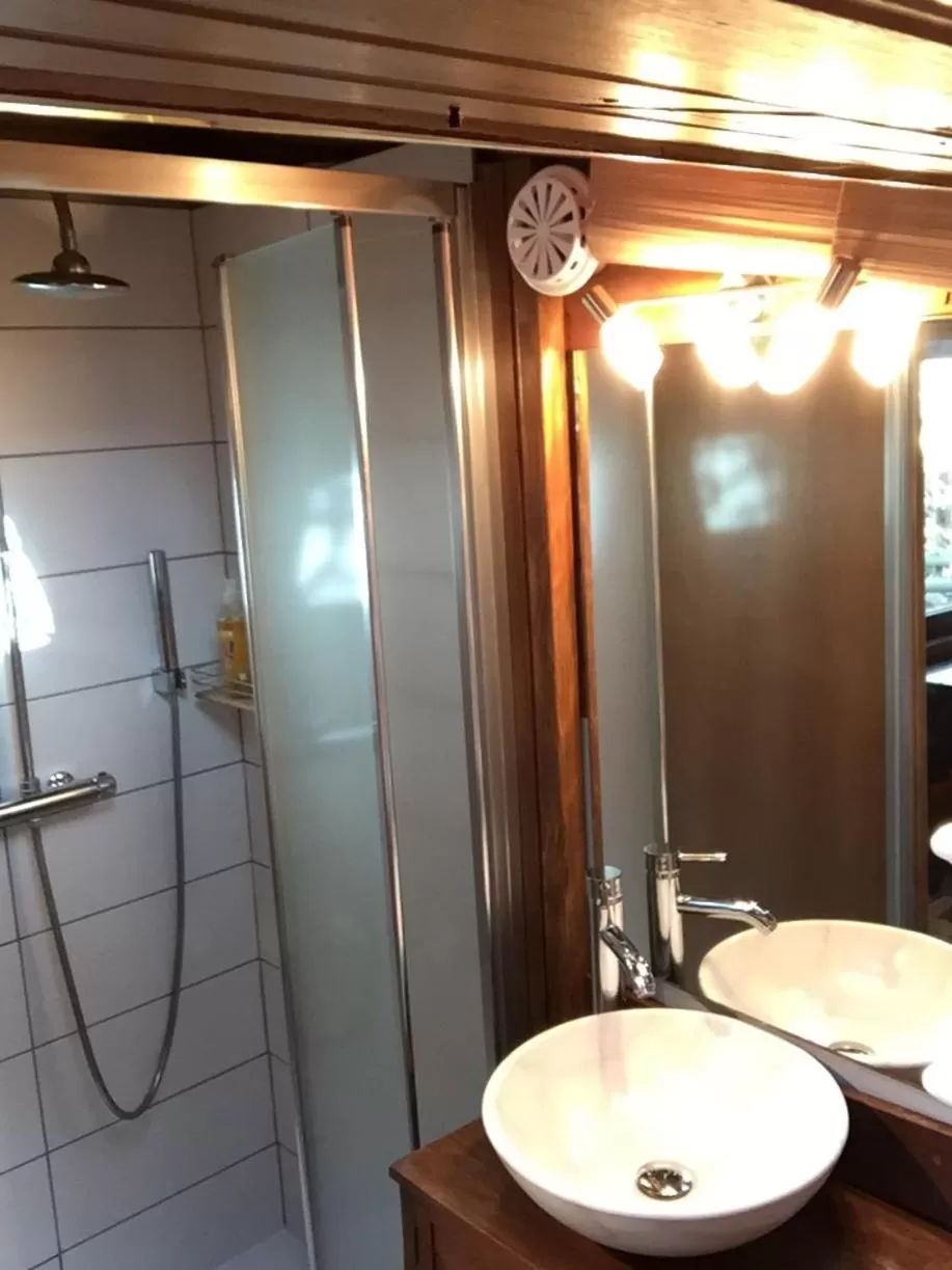 Bathroom in B&B Garonnella