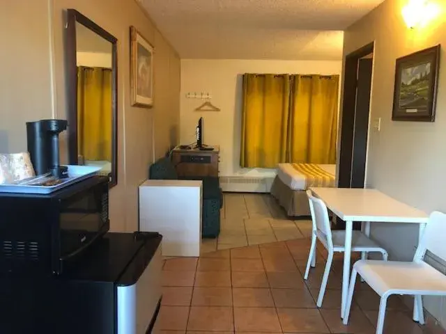 Queen Room - Non-Smoking in Thriftlodge Edmonton Queen Room - Non-Smoking in Thriftlodge Edmonton