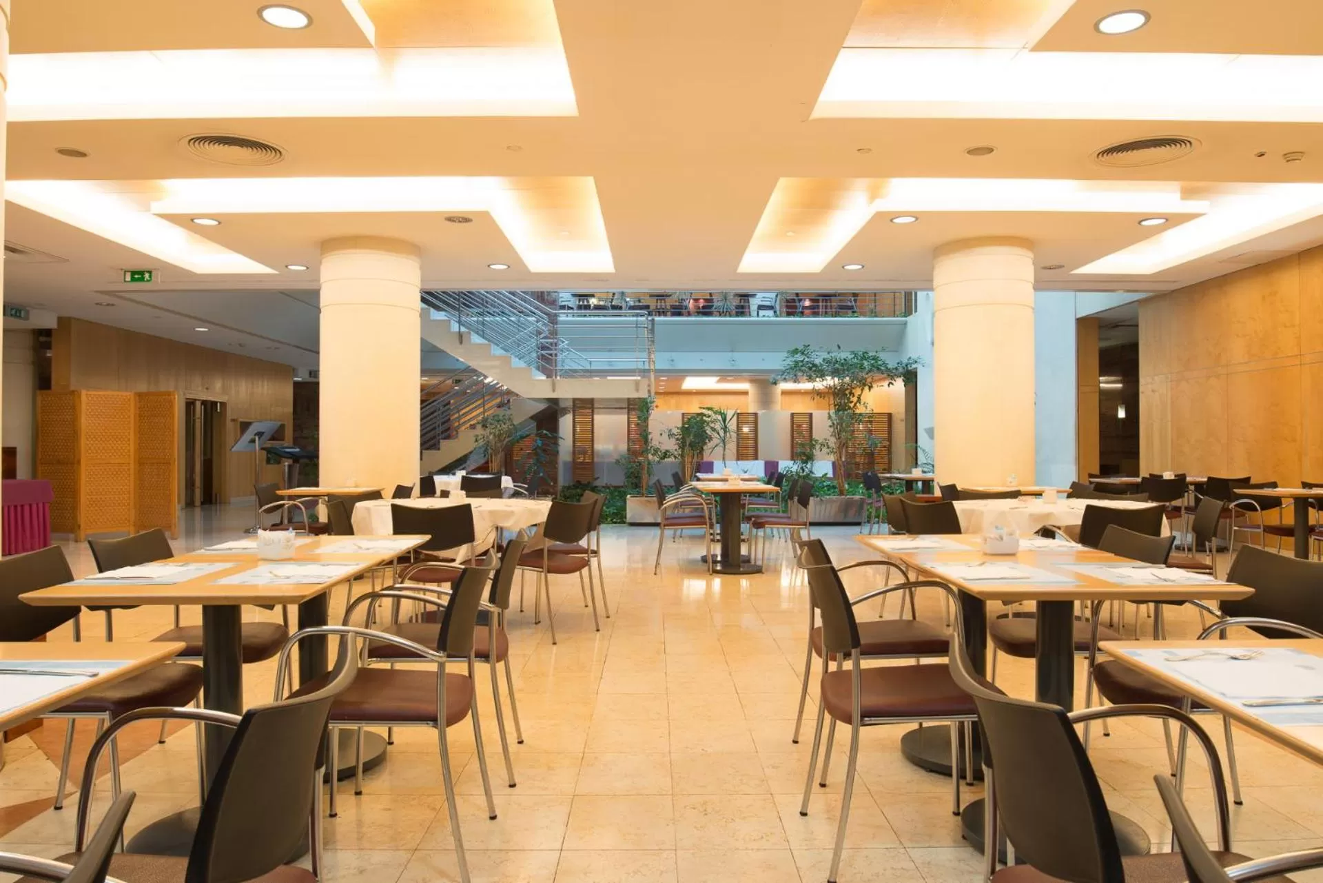 Restaurant/places to eat in VIP Executive Entrecampos Hotel & Conference