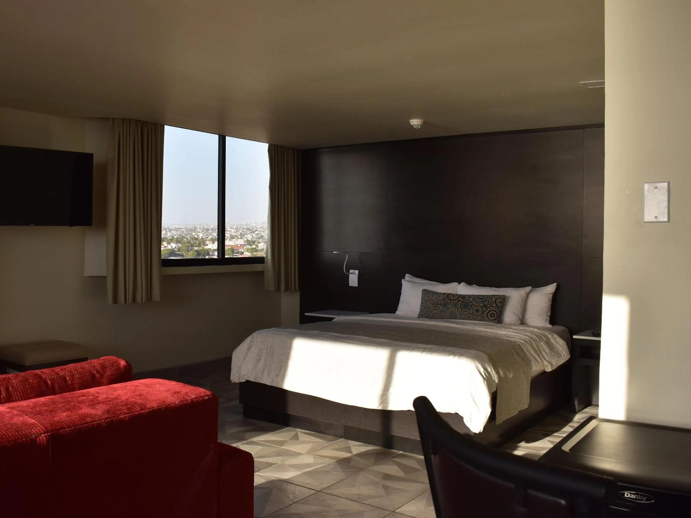 Photo of the whole room in Hotel Corona Plaza