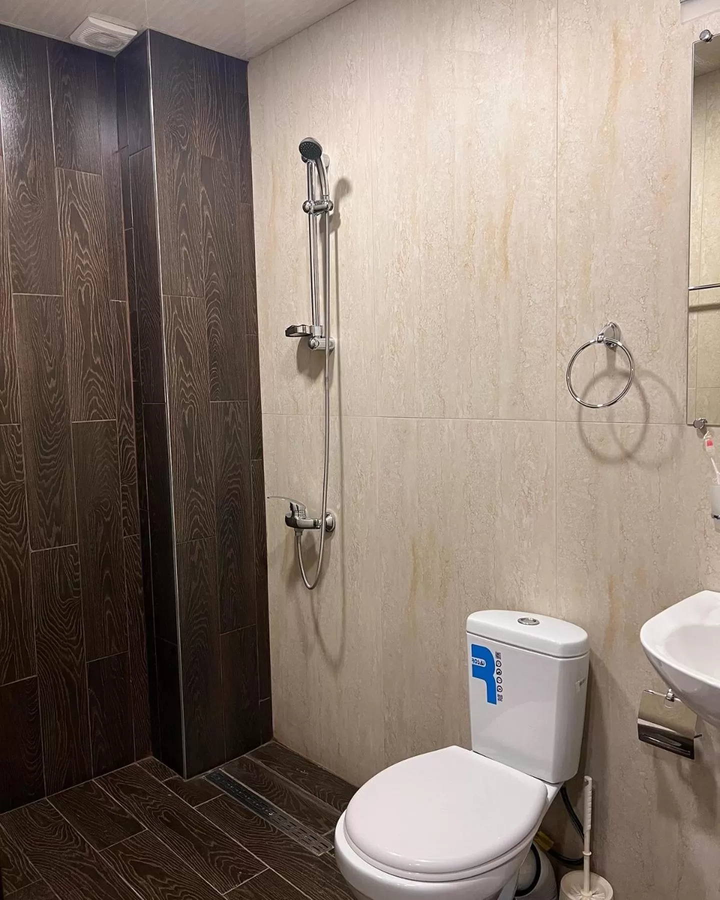 Bathroom in Elross Hotel