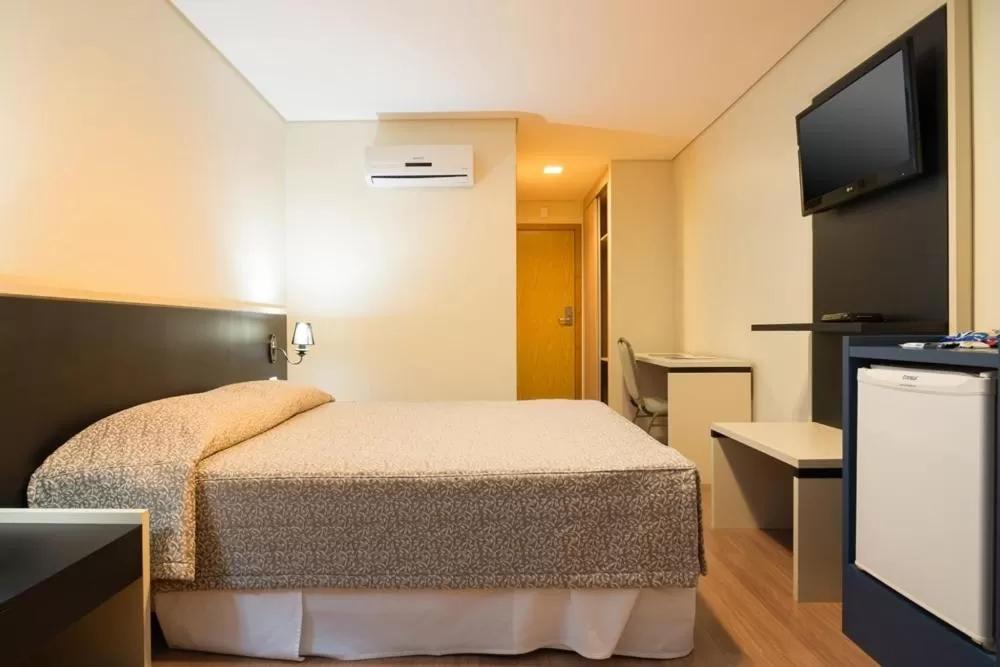 Bedroom, Bed in Hotel Financial