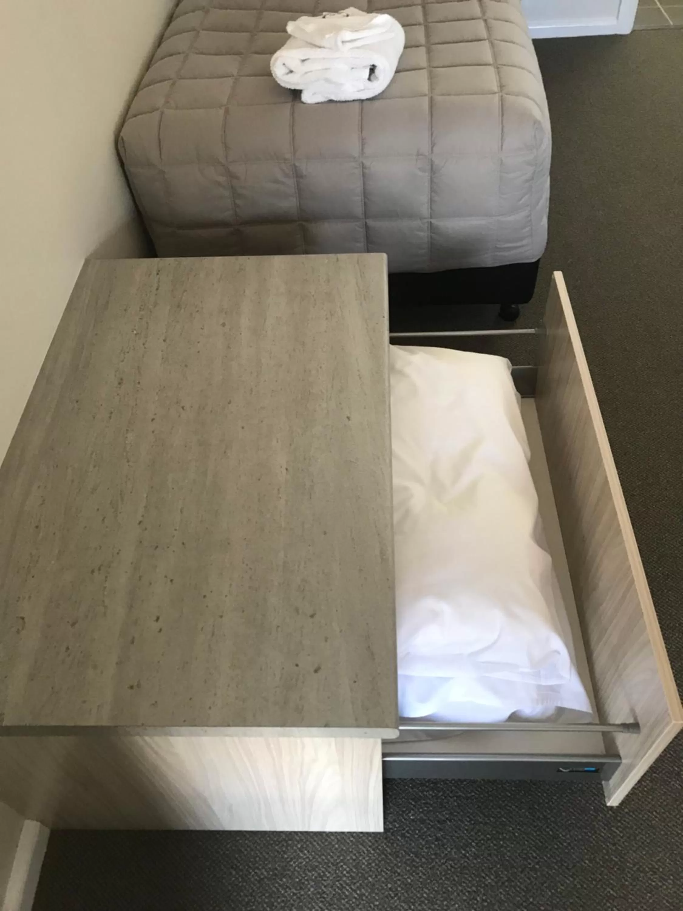 Bed in Kootingal Landview Motel