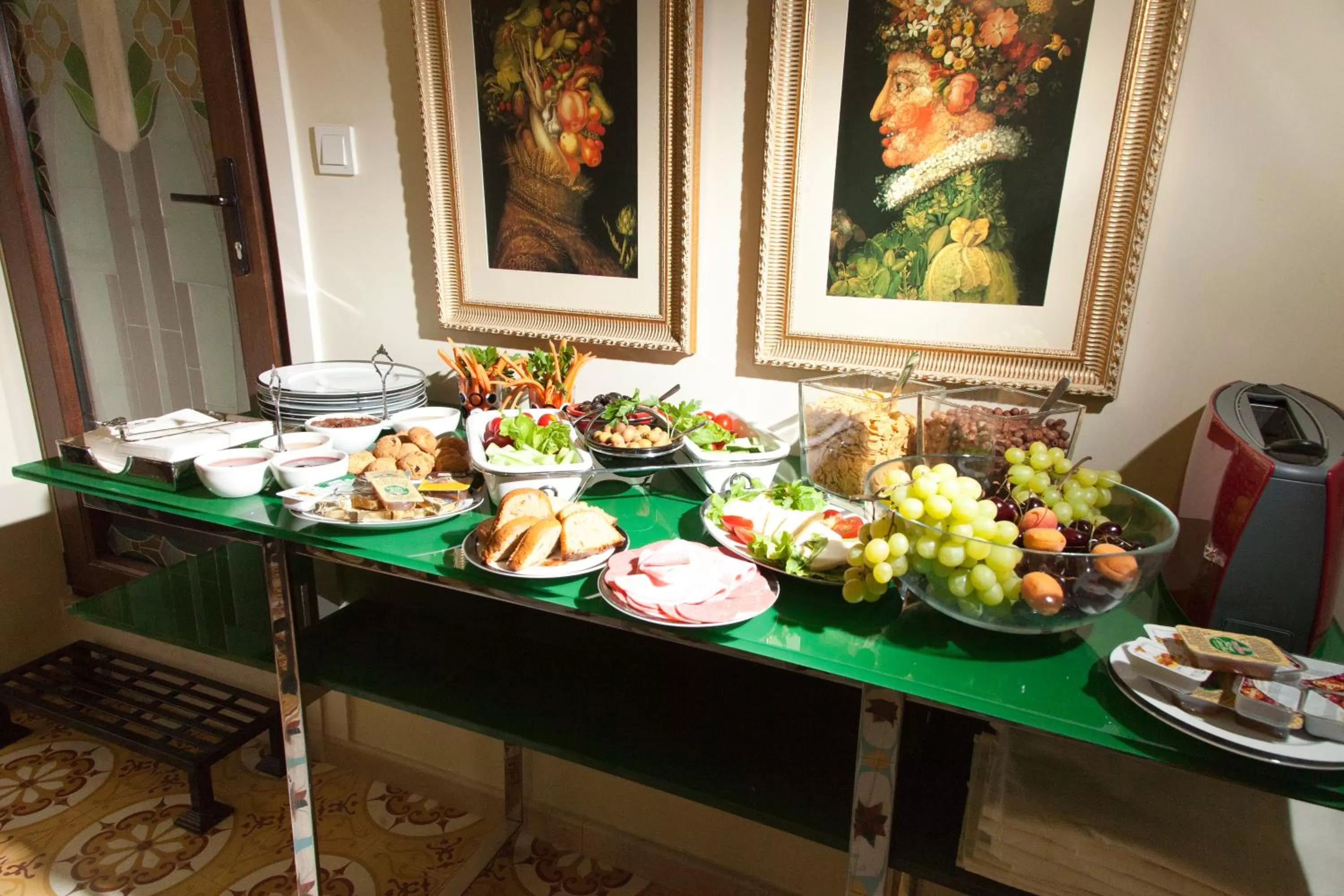 Restaurant/places to eat in Villa Pera Suite Hotel