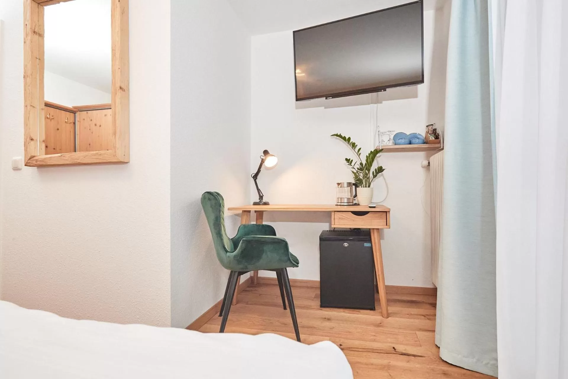 Photo of the whole room, Bed in Zum Fischer am See ***S