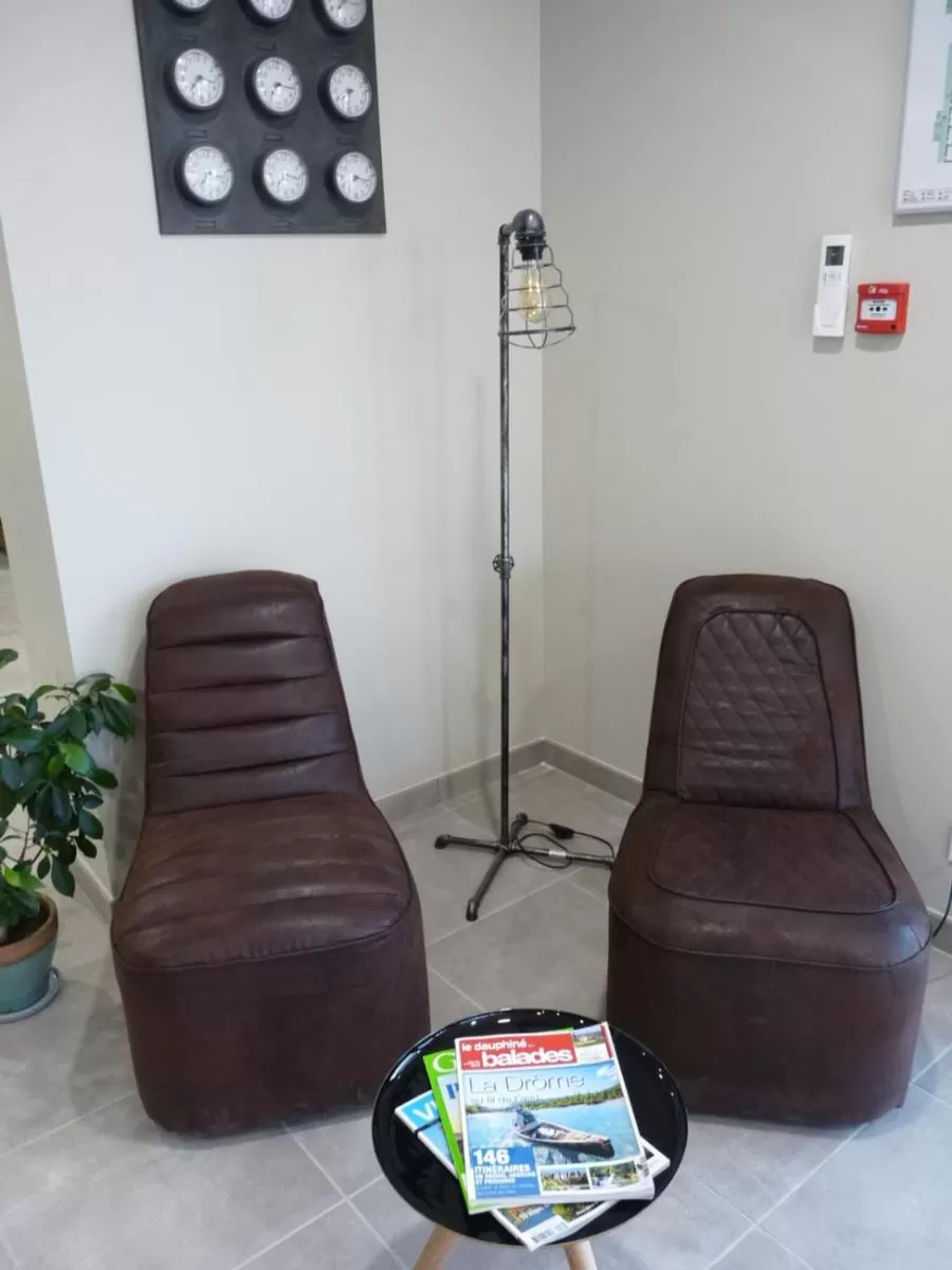 Decorative detail in L'Horloge Gourmande