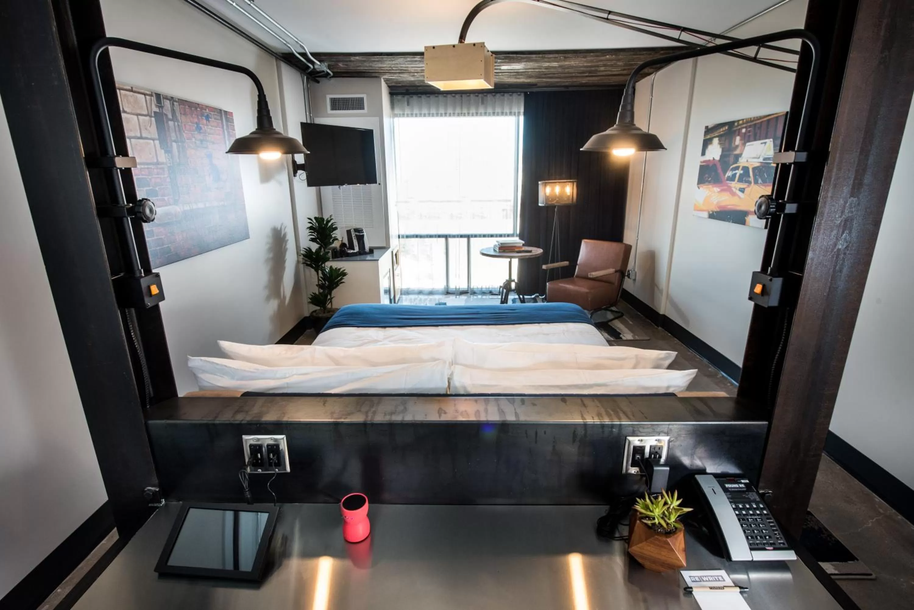 Photo of the whole room, Bed in Found Re Phoenix