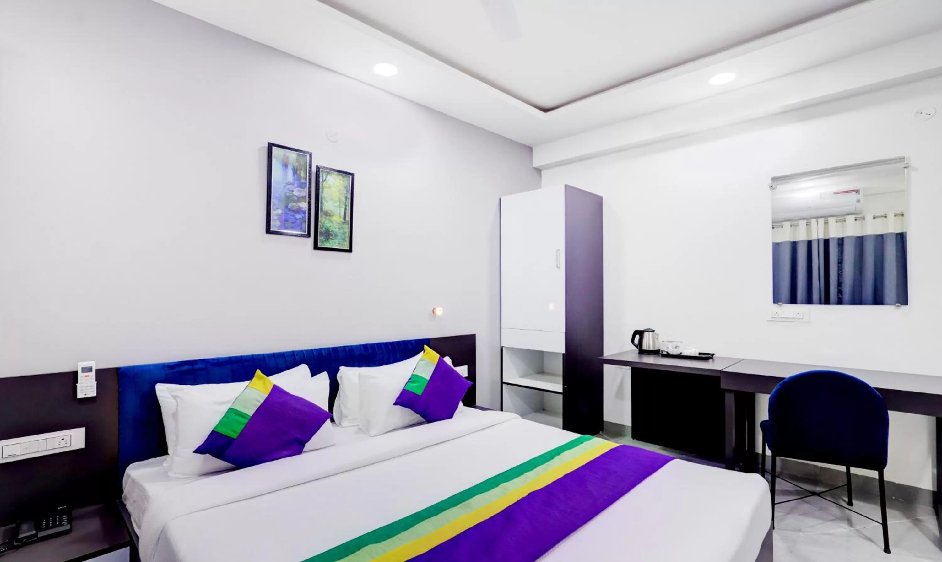 Bed in Treebo Trend Finesta Suites Wardha Road