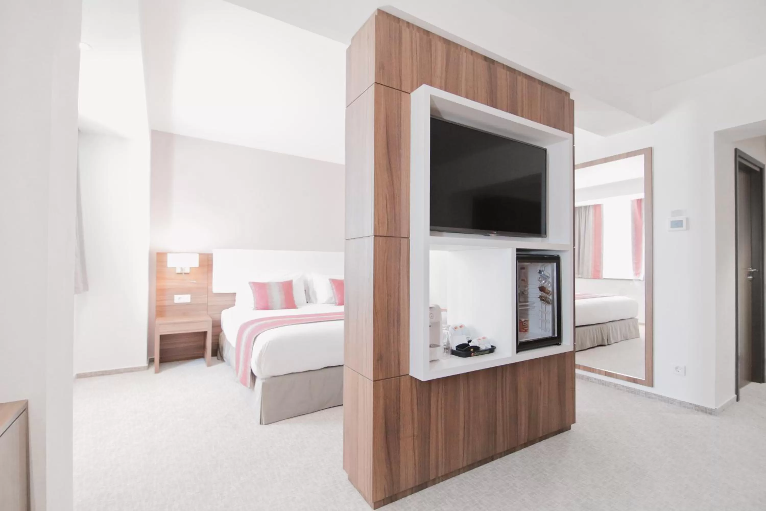 TV and multimedia, Bed in Ramada Plaza Craiova