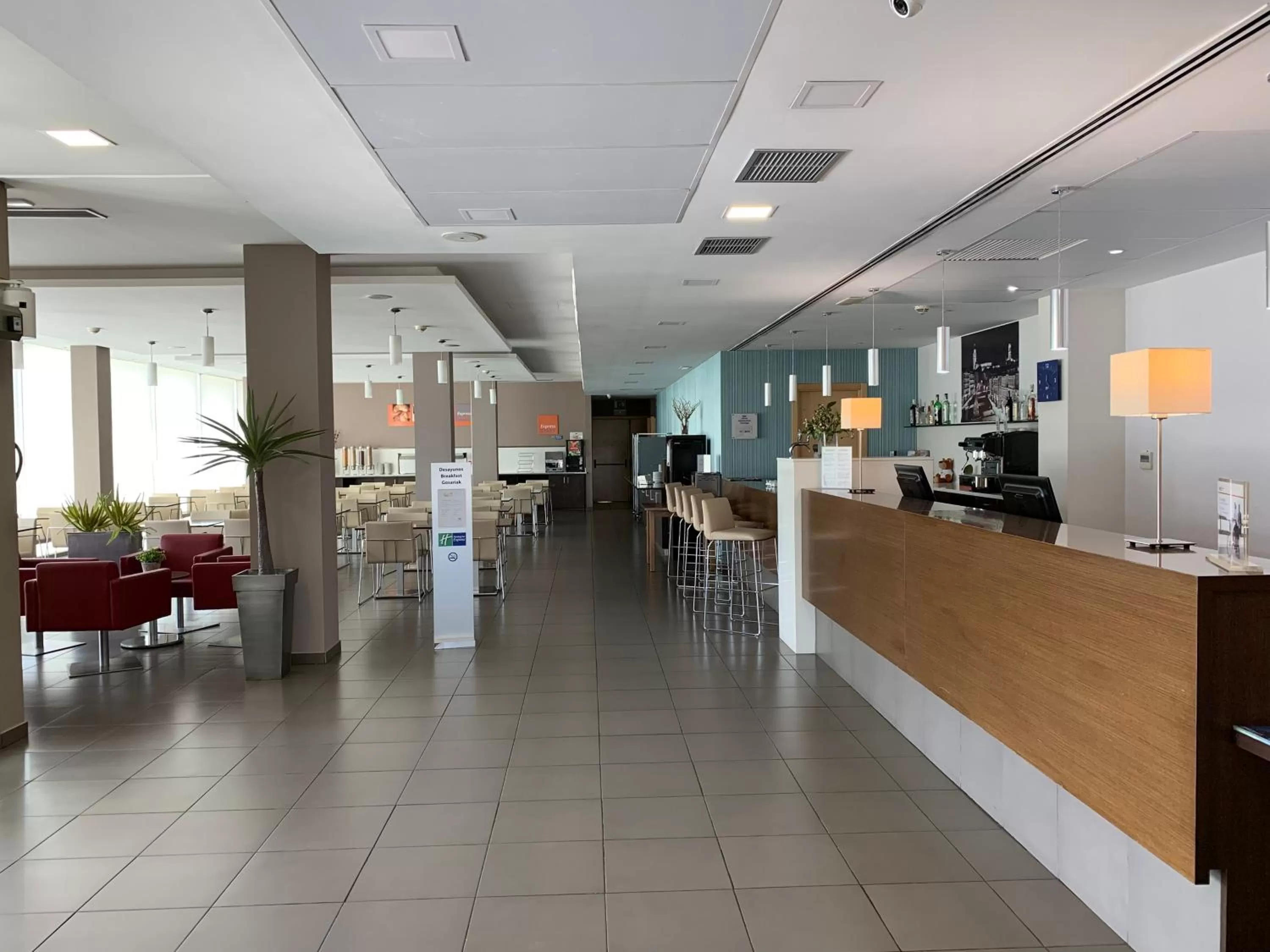 Lobby or reception in Holiday Inn Express Vitoria by IHG