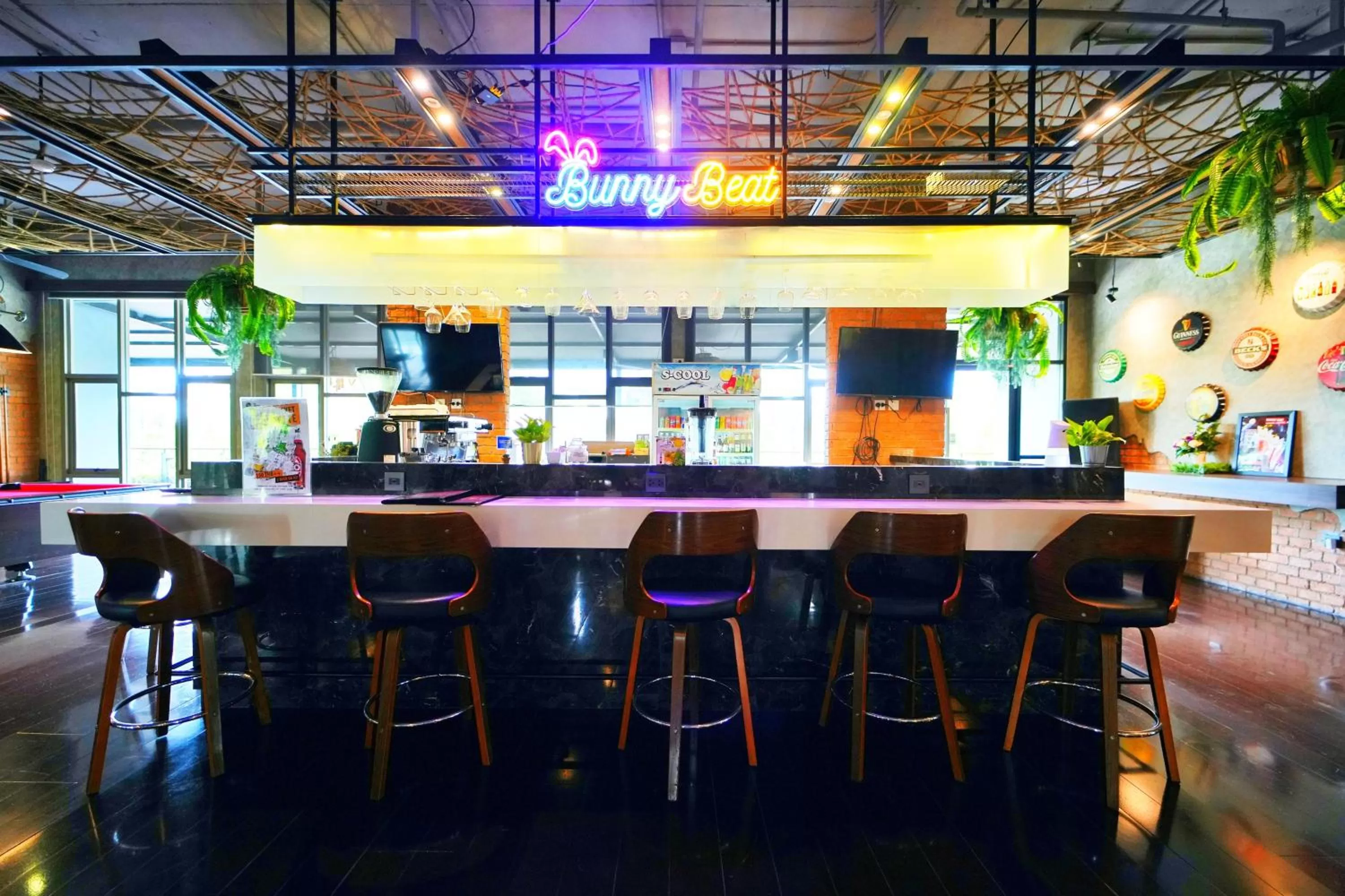 Lounge or bar in SureStay Plus by Best Western T Pattaya