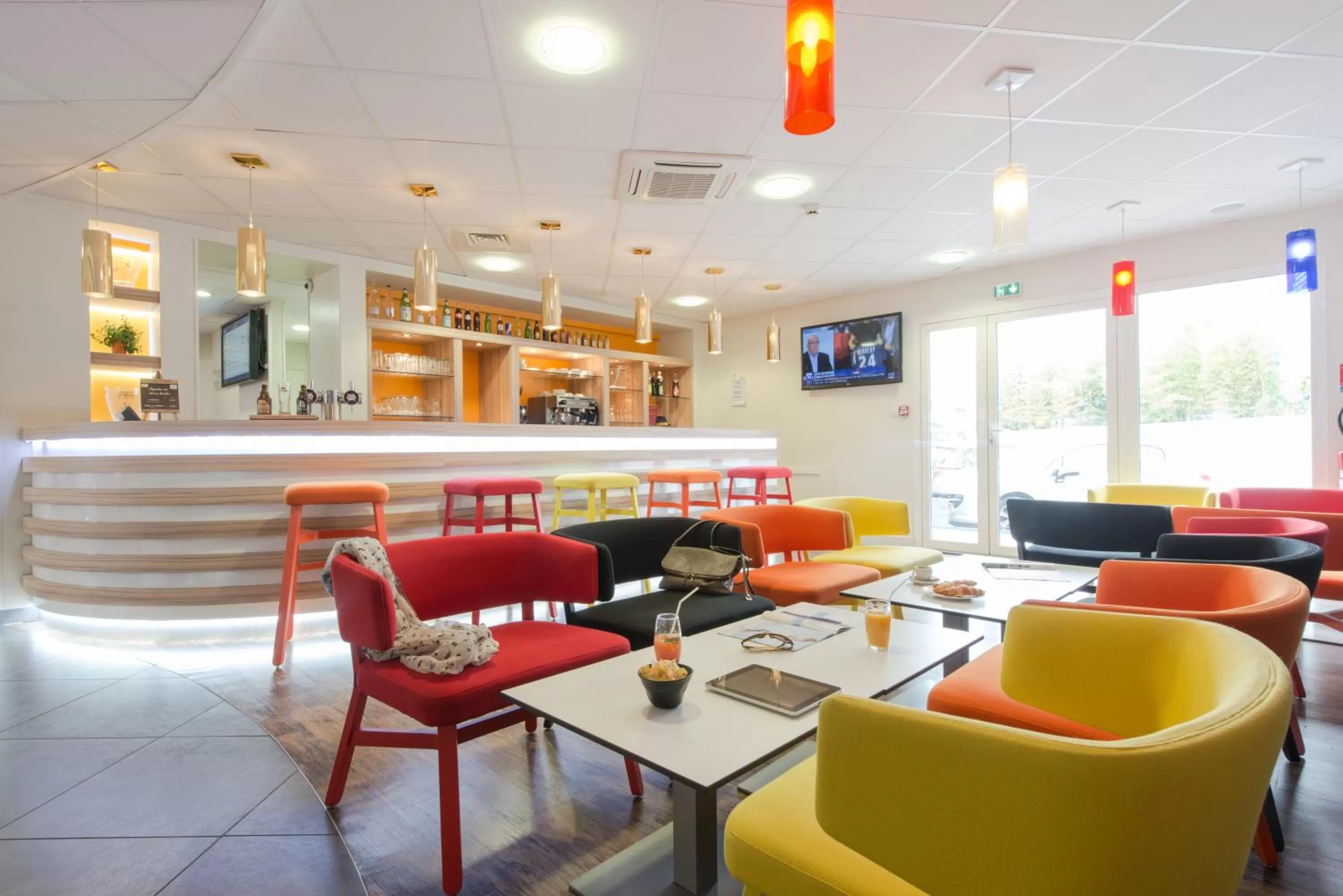 Lounge or bar in ibis Styles La Rochelle Centre les Minimes