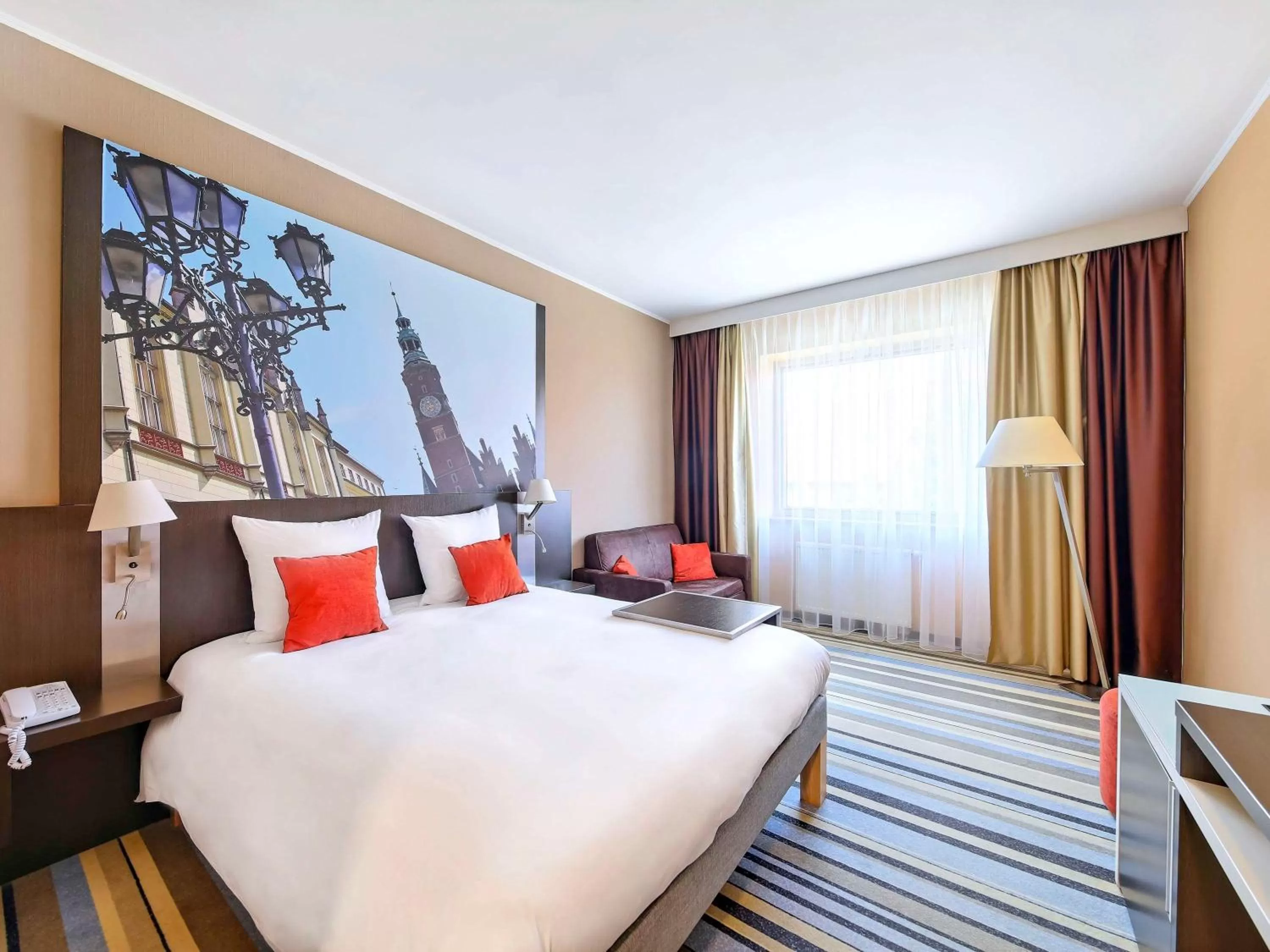 Classic Double Room with Sofa and City View in Mercure Wrocław Centrum