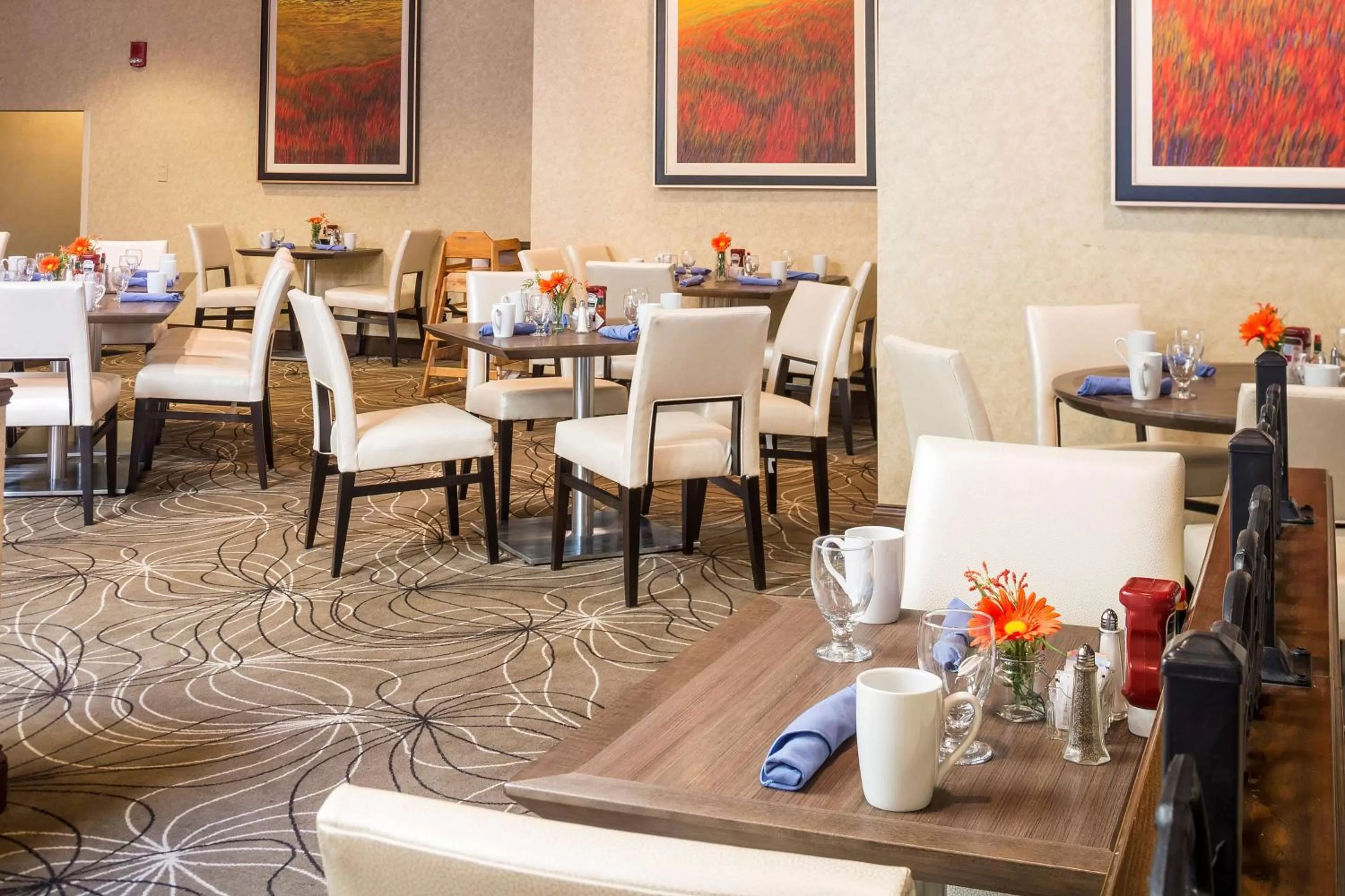 Dining area in DoubleTree by Hilton Boston-Milford
