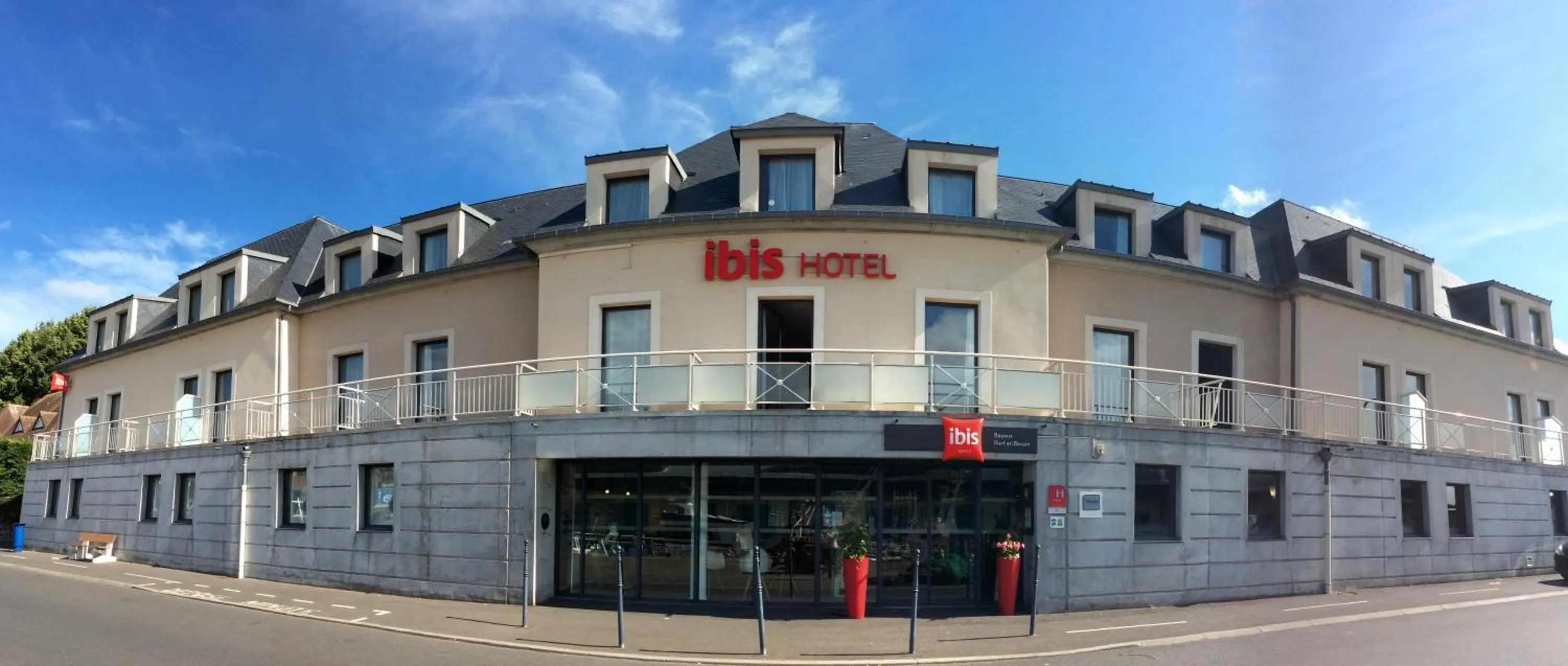 Facade/entrance in ibis Bayeux Port En Bessin