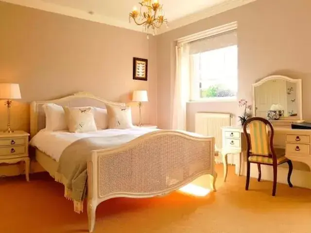 Deluxe Double Room with Bath in No 6 The Square Tearooms & Accommodation Deluxe Double Room with Bath in No 6 The Square Tearooms & Accommodation