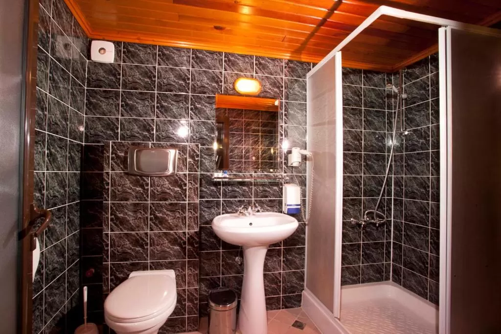 Bathroom in Edi Hotel