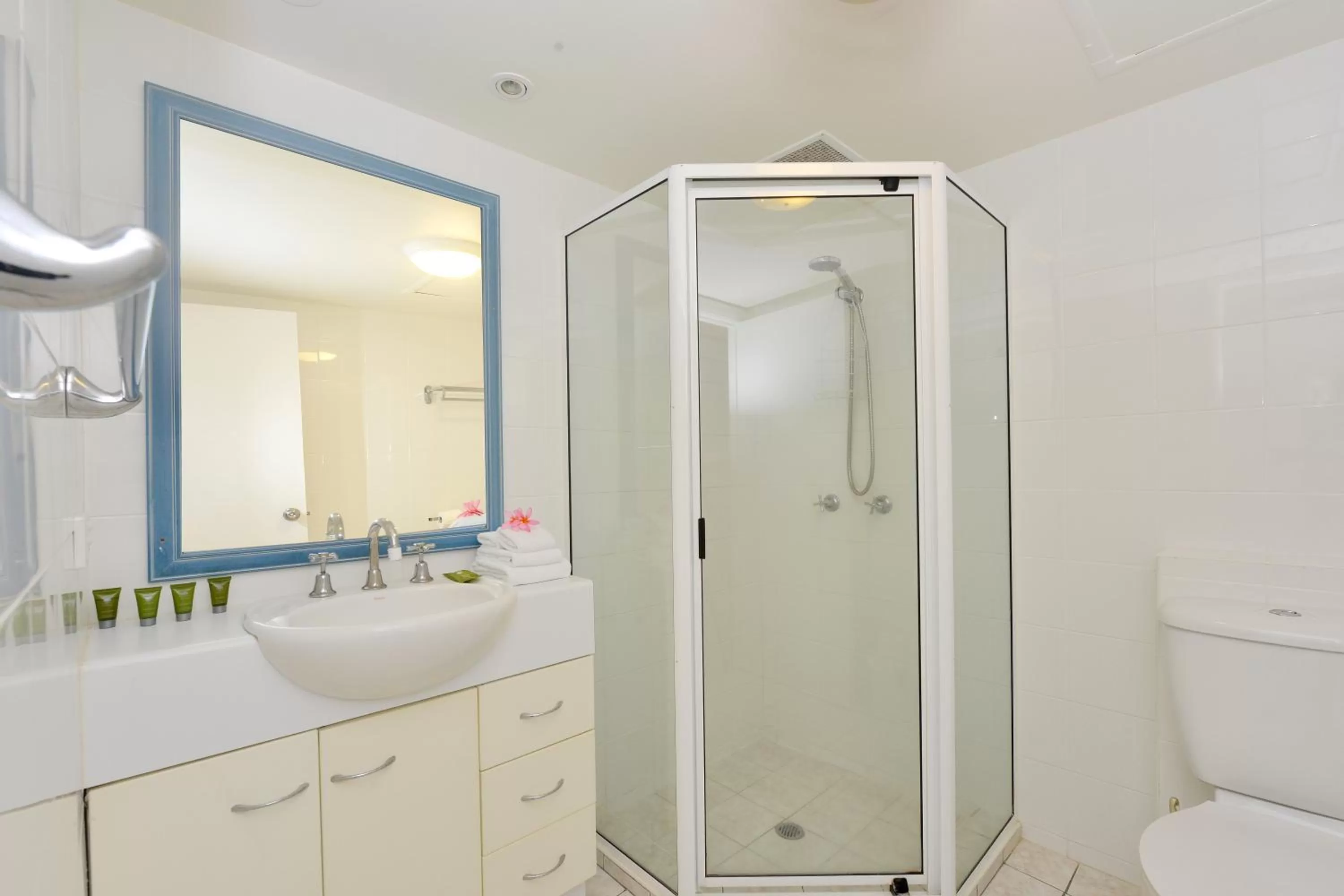 Shower in Driftwood Mantaray - Official Onsite Reception and Check In