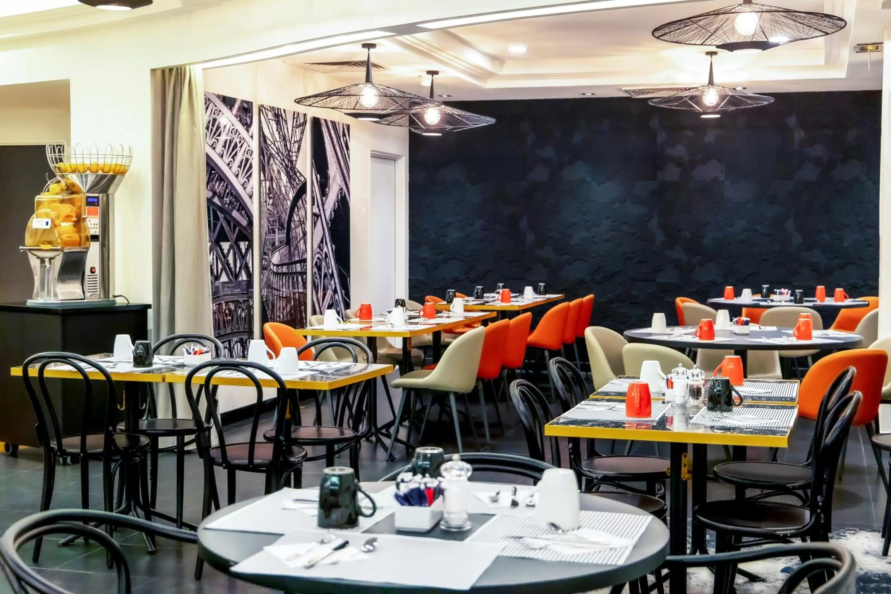 Restaurant/places to eat in Novotel Paris 17