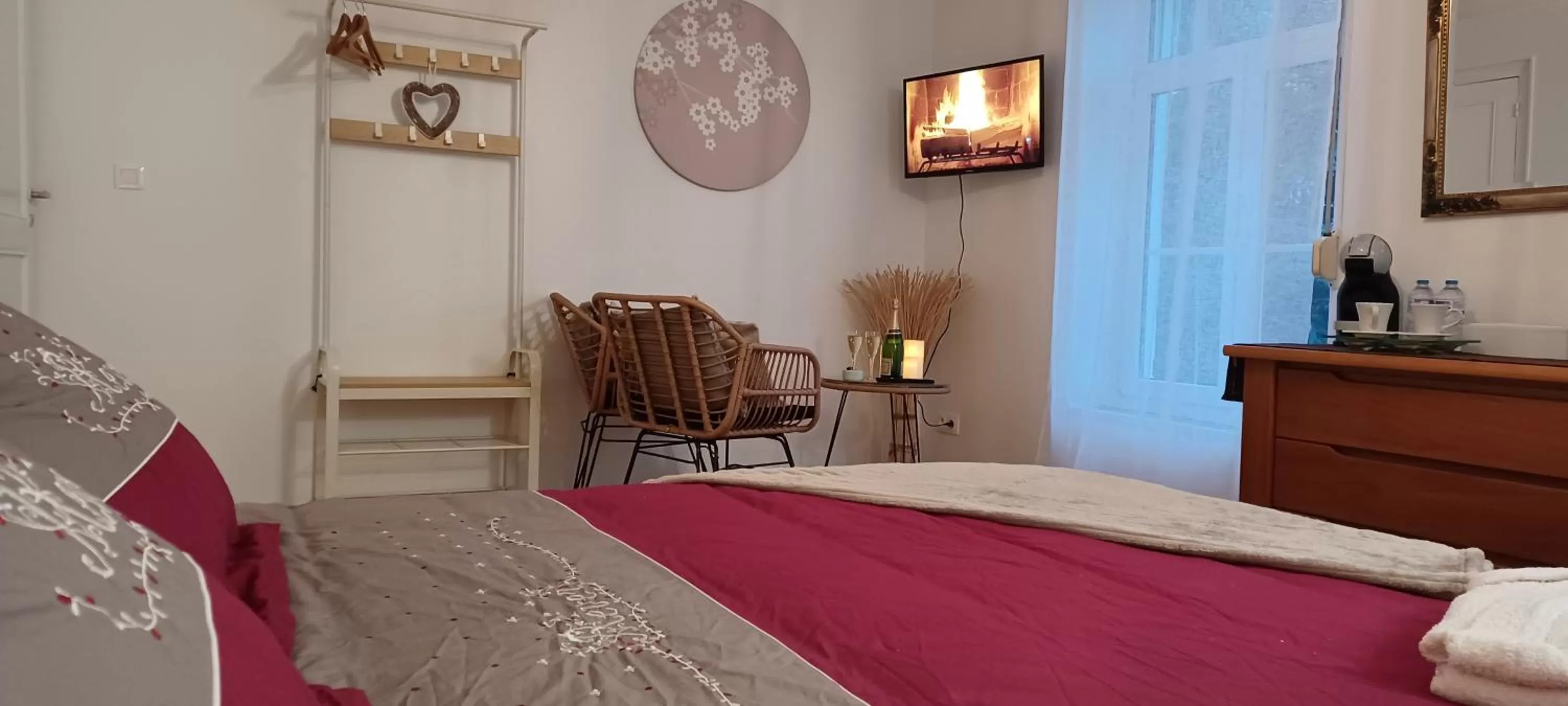 Photo of the whole room, Bed in La Carte Postale