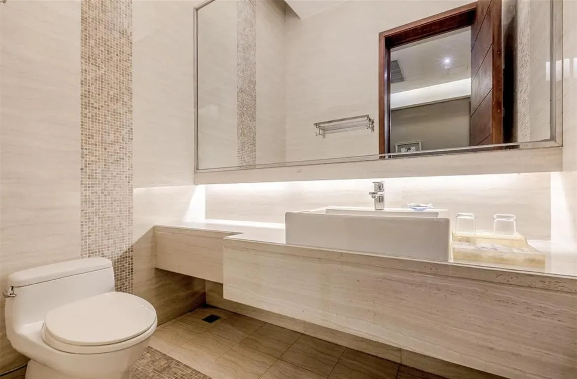 Toilet in Guangzhou Nuomo International Hotel-Canton Fair Free Shuttle Bus