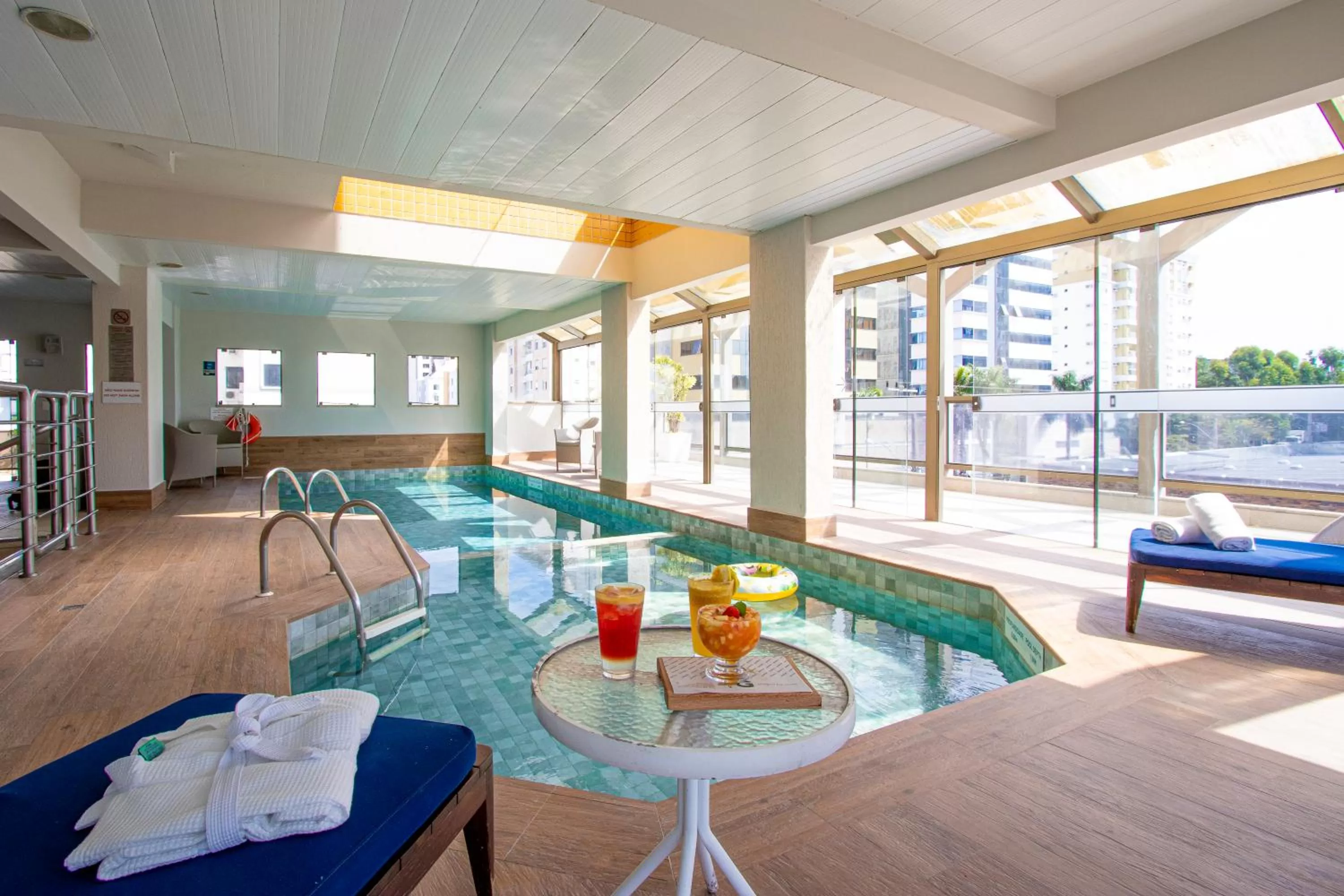 Swimming pool in Mercure Florianópolis