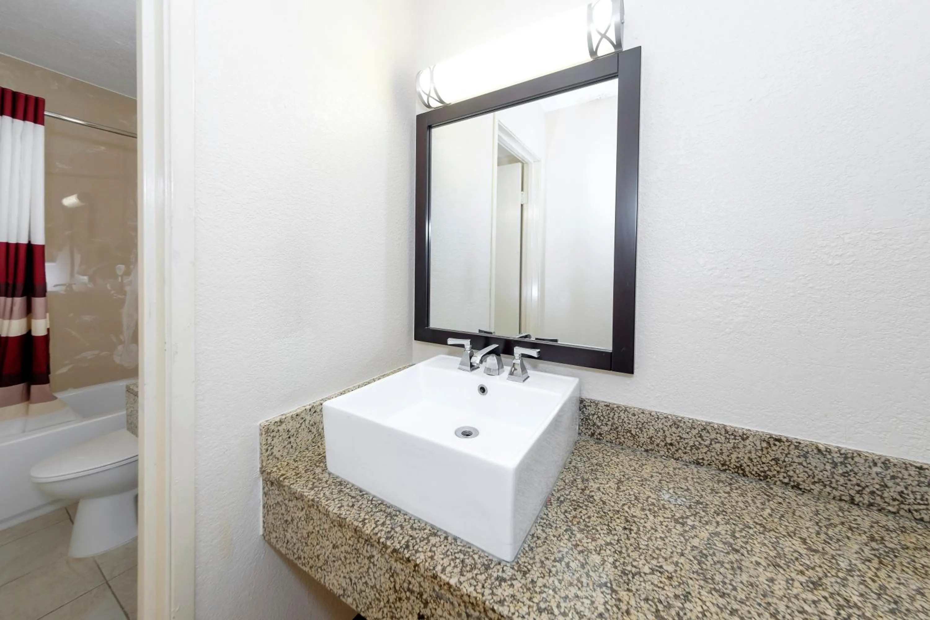 Bathroom in Red Roof Inn Jacksonville - Cruise Port