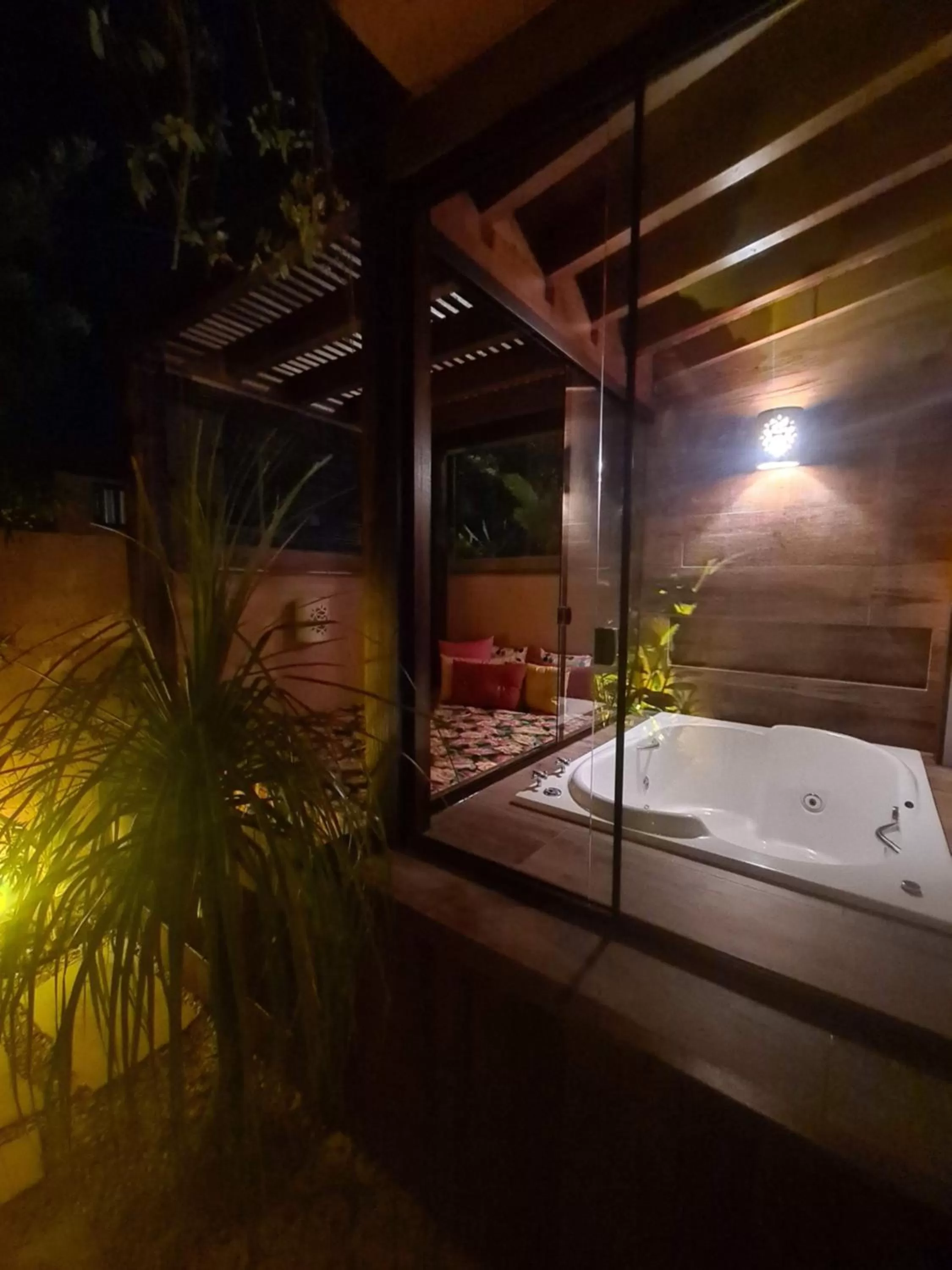 Hot Tub, Swimming Pool in Pousada Vila Rosada
