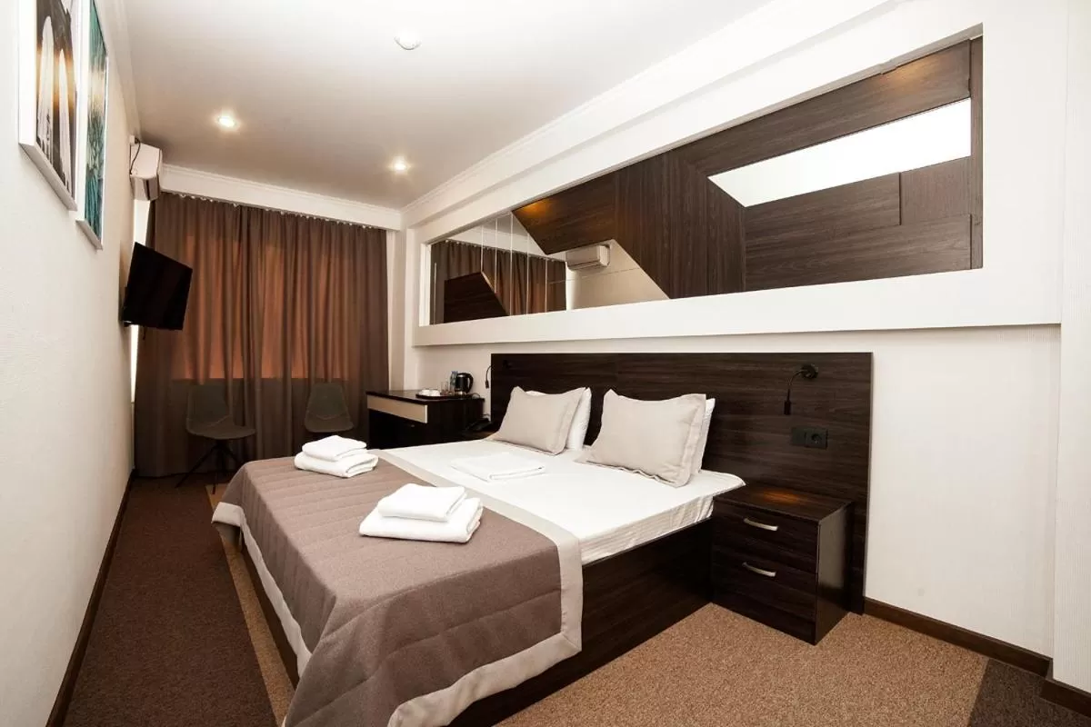 Photo of the whole room, Bed in Meridian