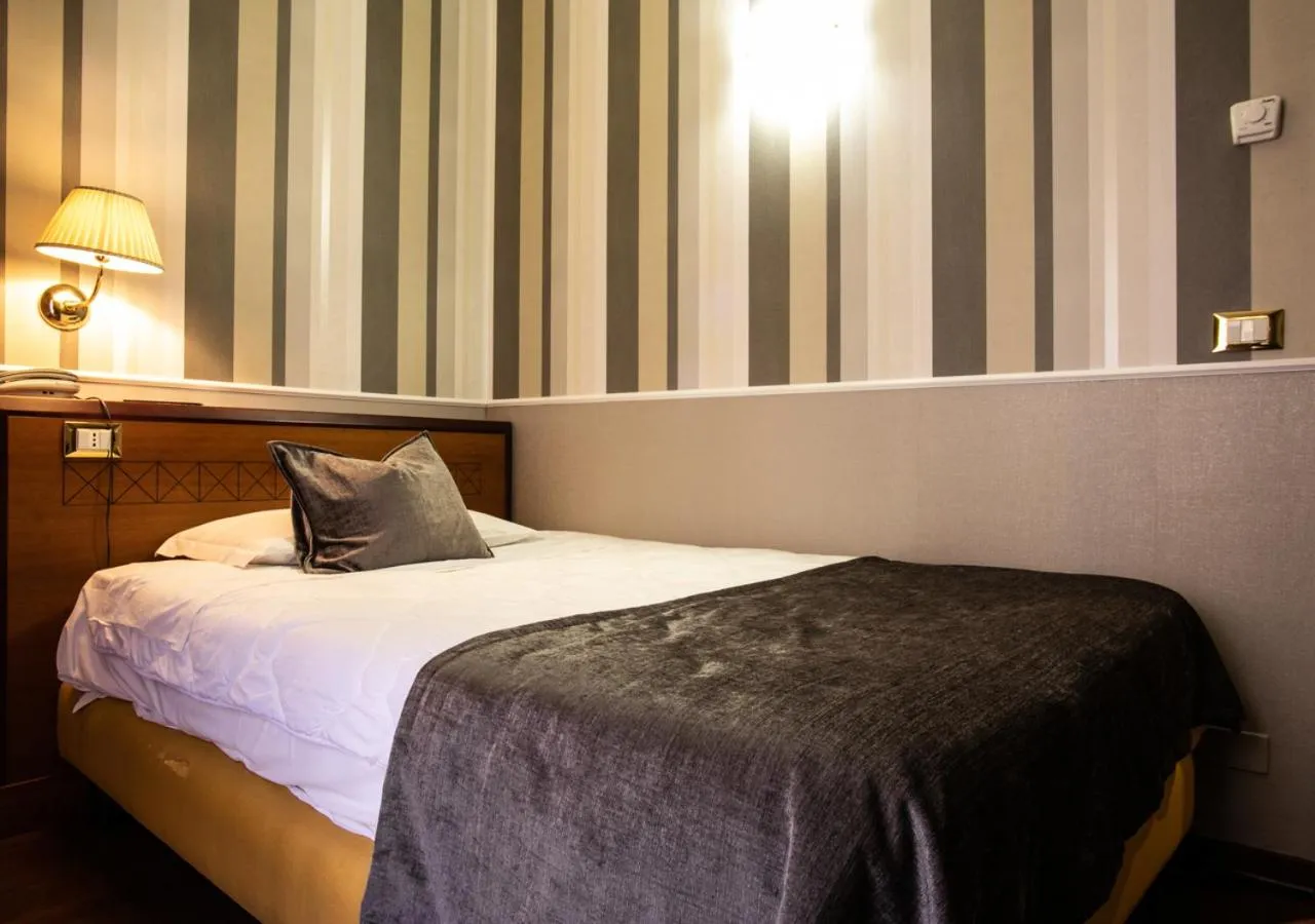 Bed in Hotel Astoria