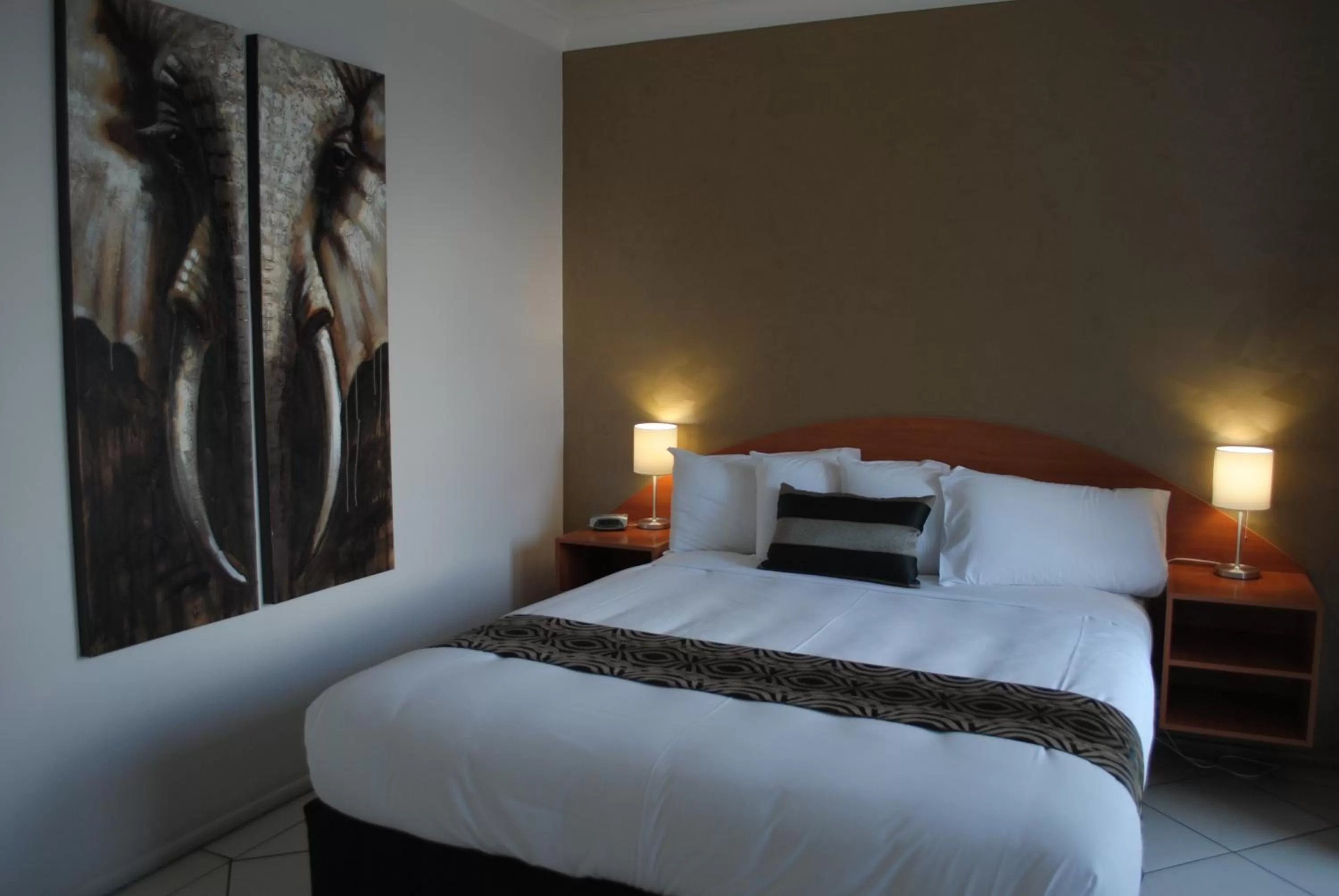 Bed in David Motor Inn