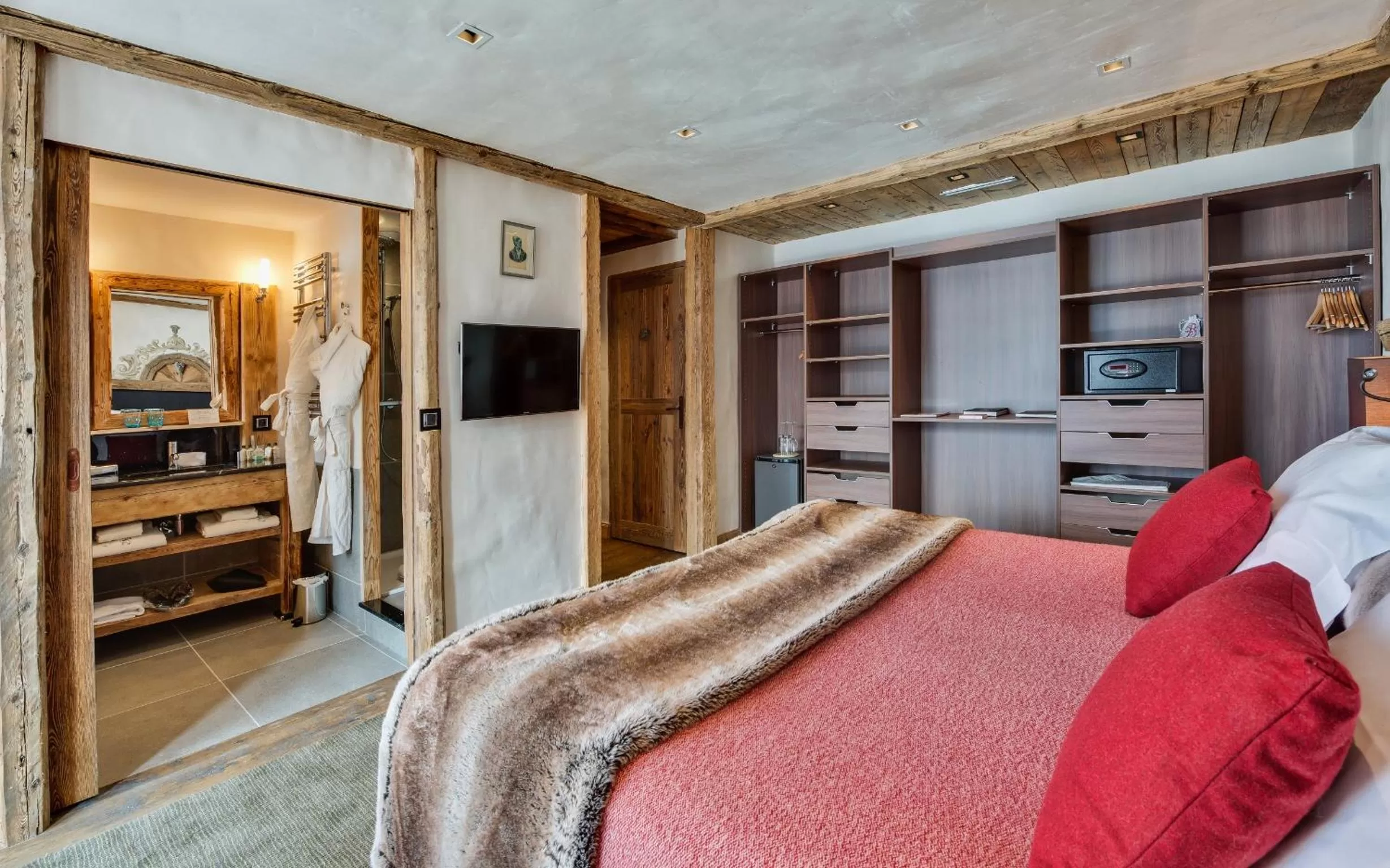 Bathroom, Bed in La Bouitte - Hôtel Relais & Châteaux