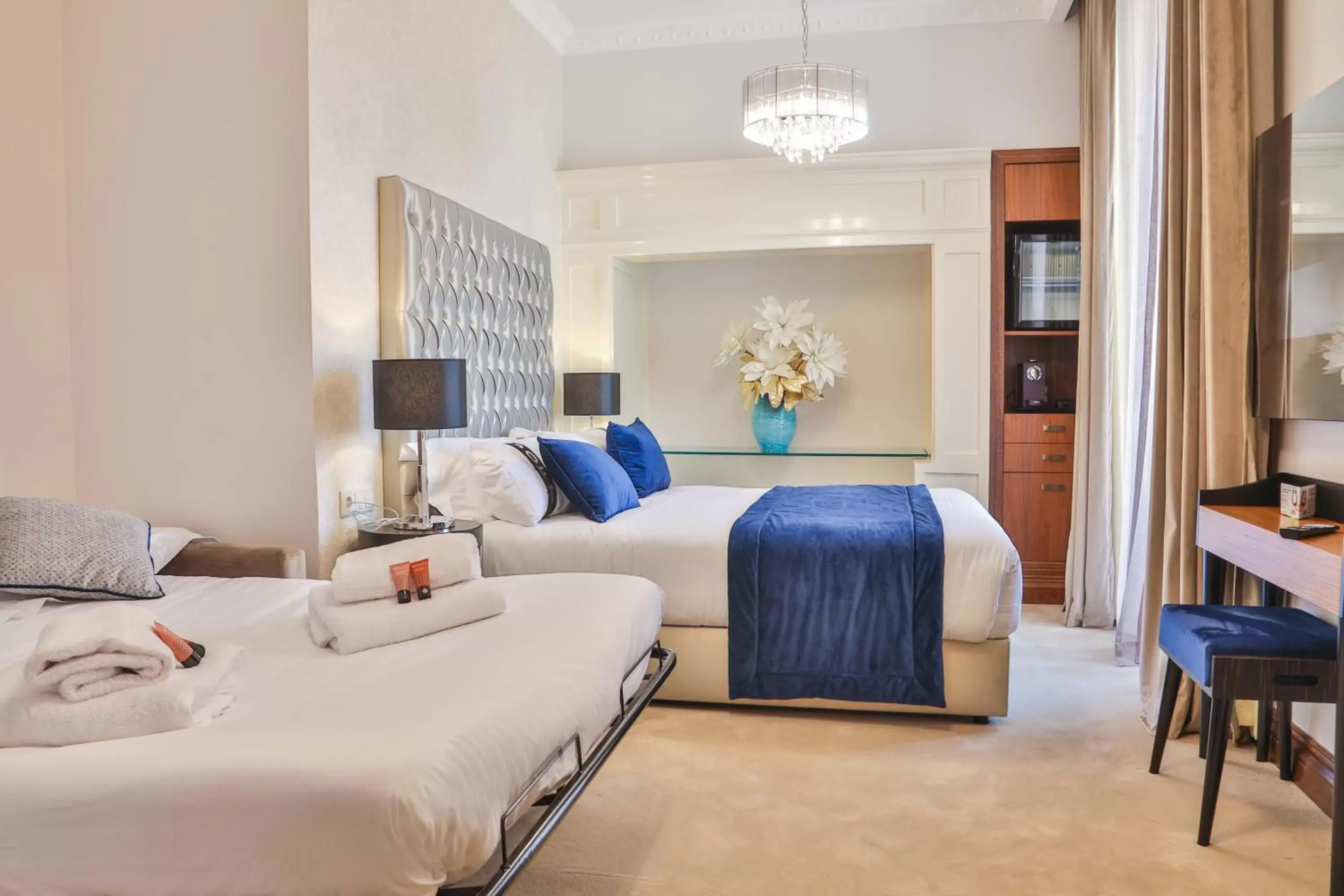 Family Room in Casual Belle Epoque Lisboa Family Room in Casual Belle Epoque Lisboa