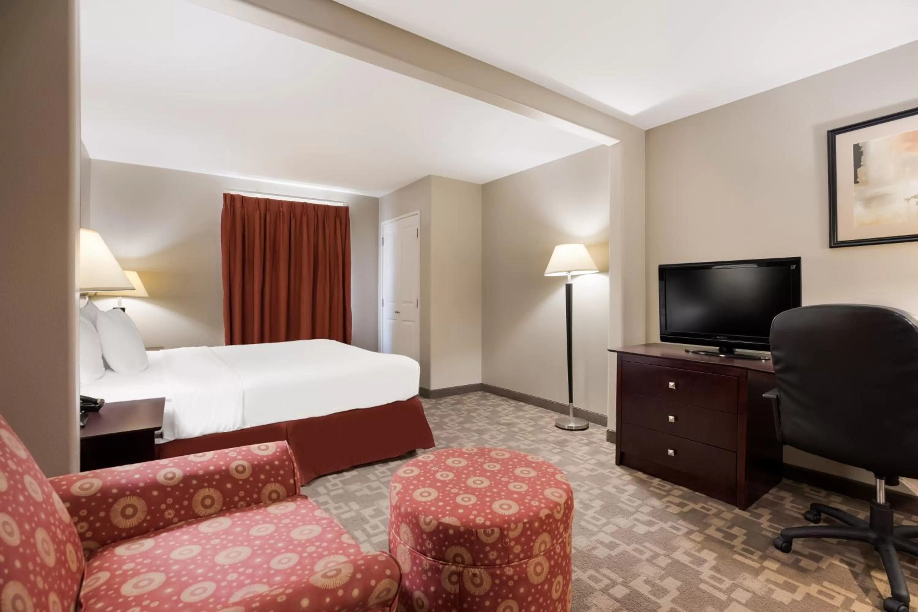 Seating area, Bed in Suburban Studios Berwick - Morgan City