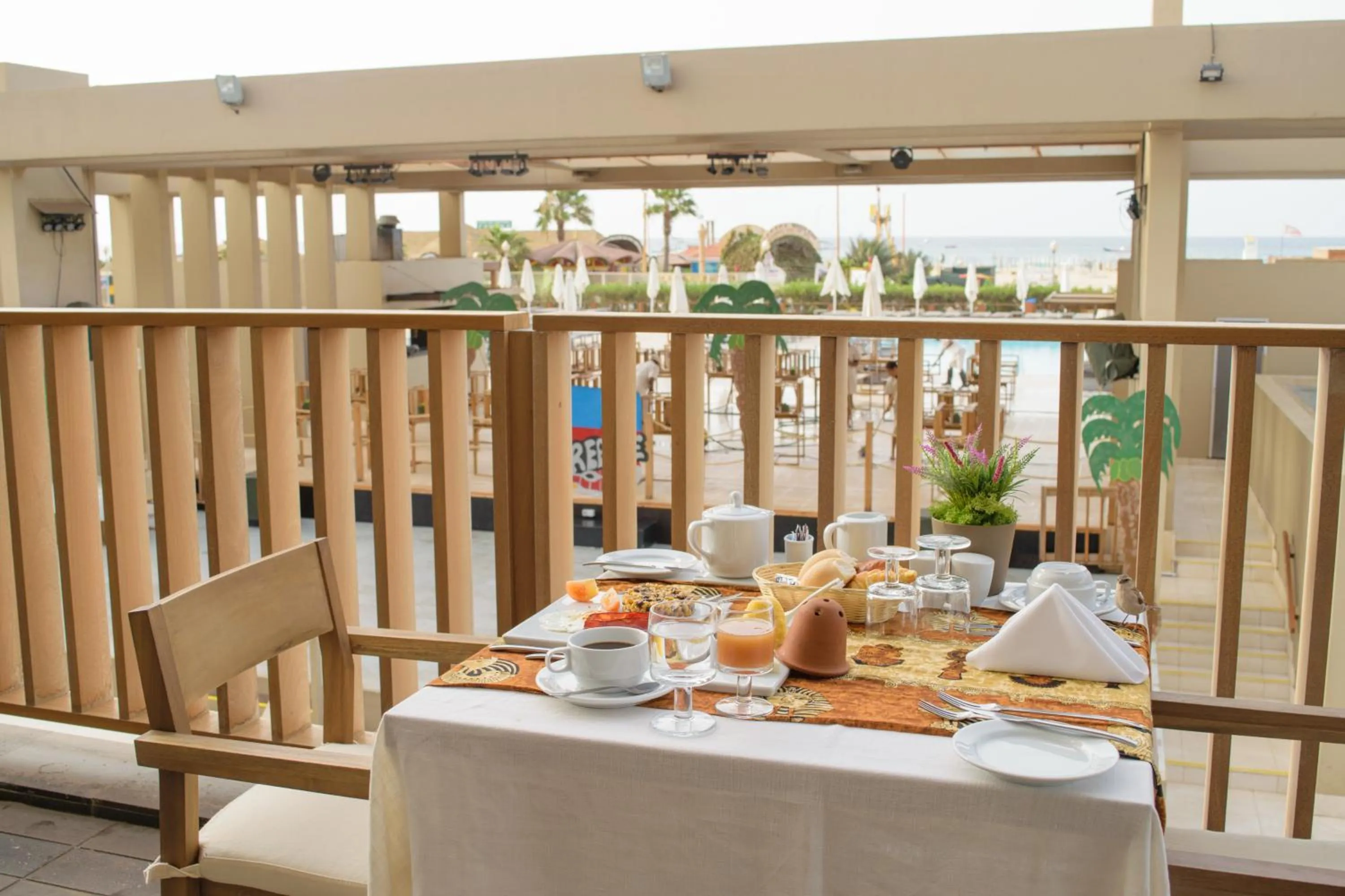 Food and drinks in Oasis Salinas Sea