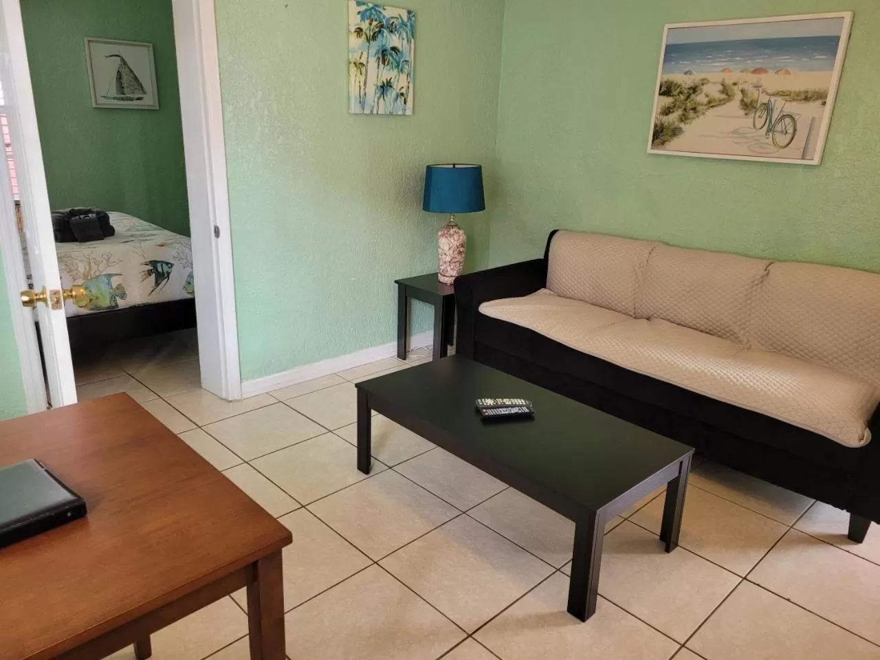 Living room, Bed in Blind Pass Resort Motel