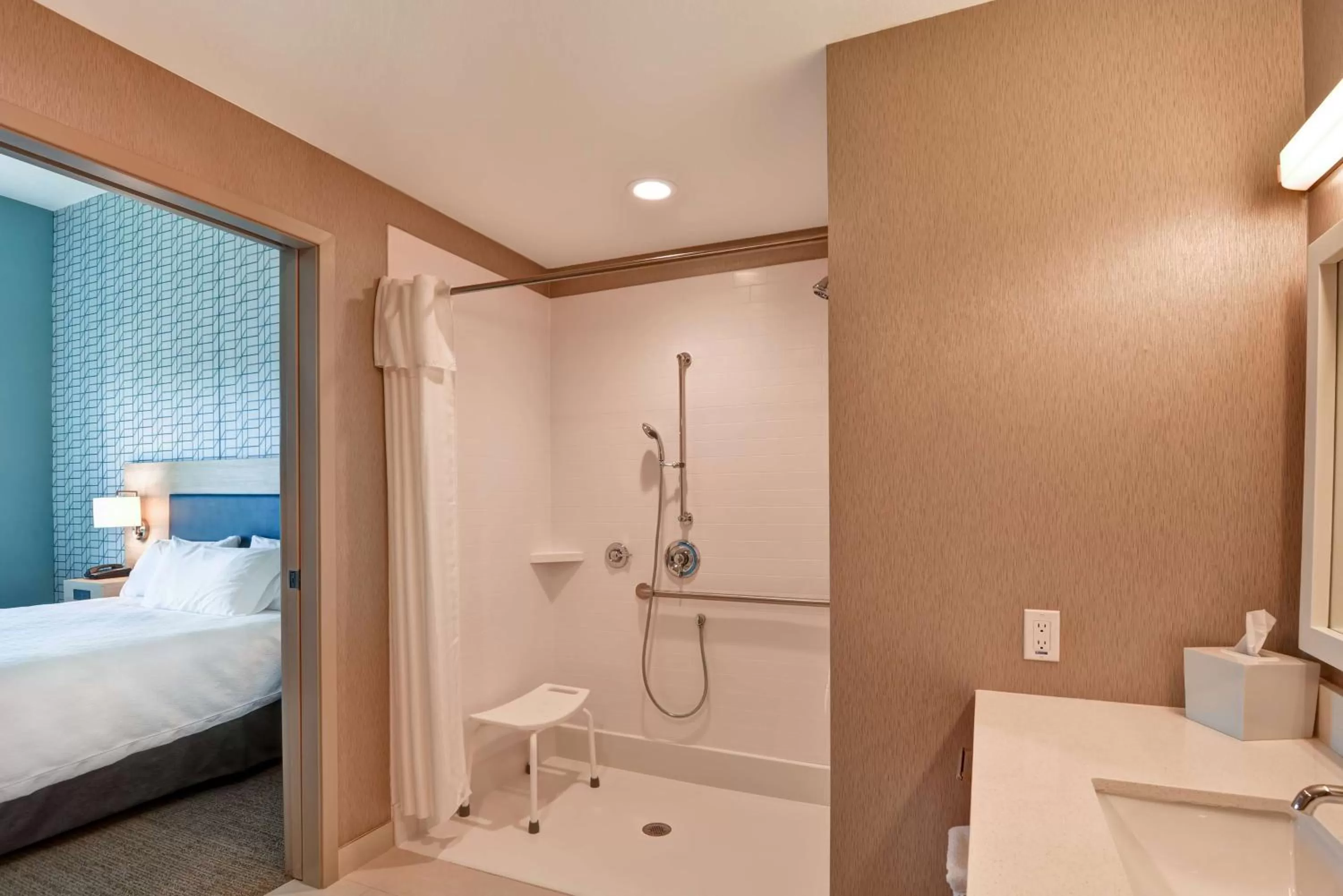 Bathroom, Bed in Home2 Suites By Hilton Palmdale