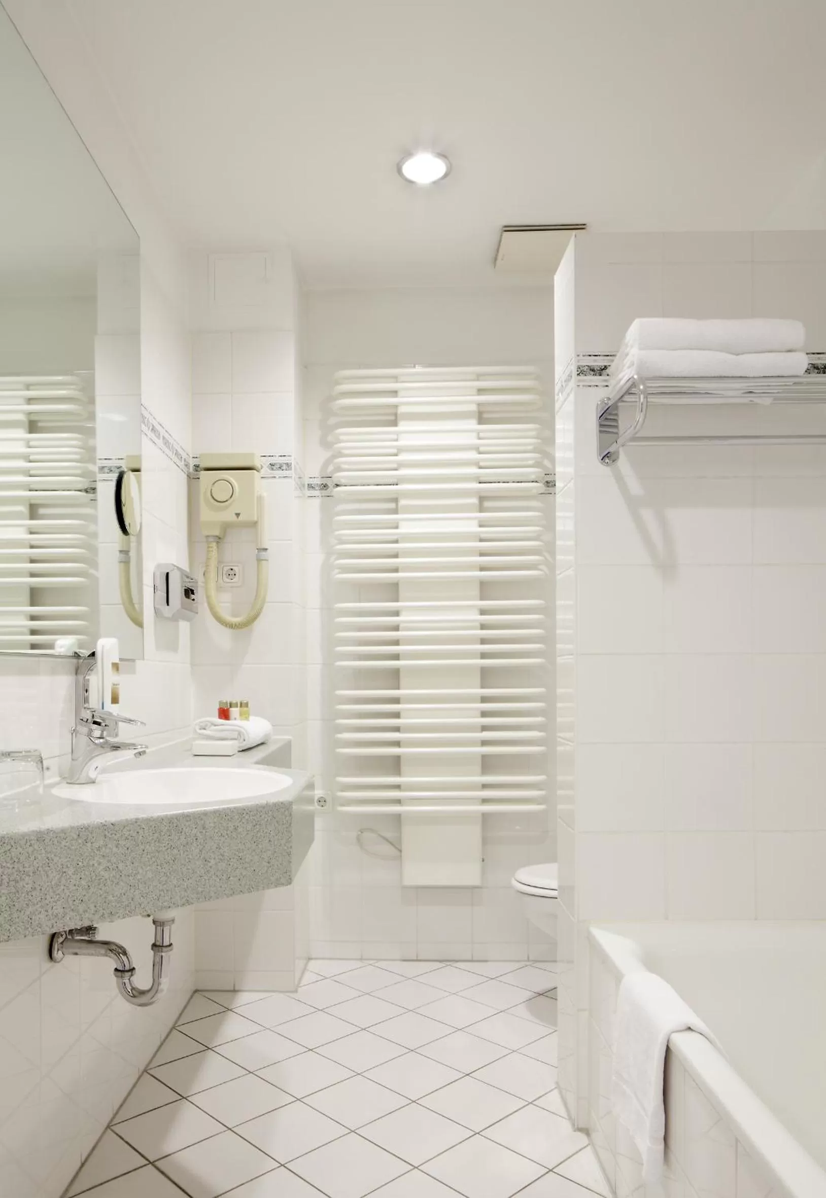 Bathroom in Centro Hotel National Frankfurt City, Trademark Collection by Wyndham