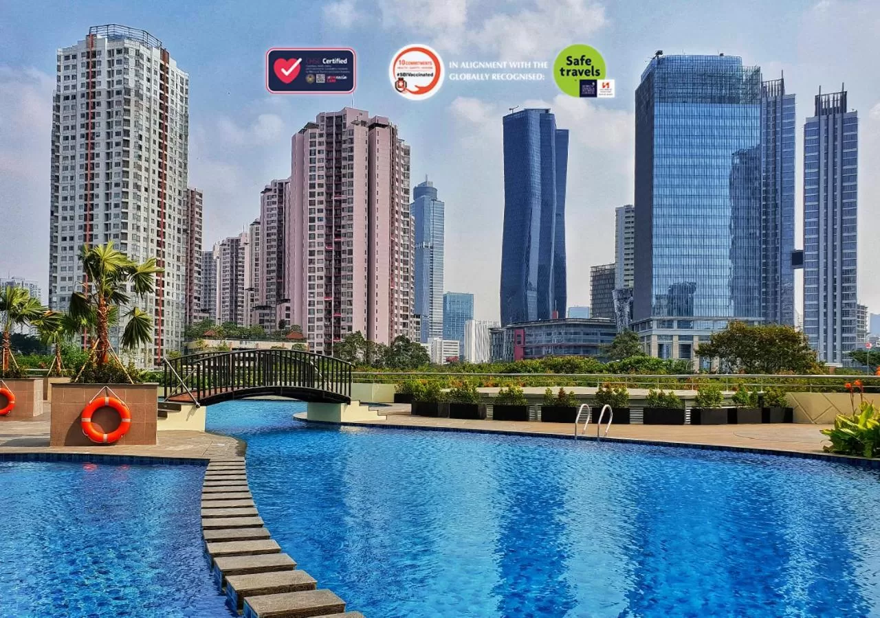 Swimming pool in Swiss-Belresidences Rasuna Epicentrum